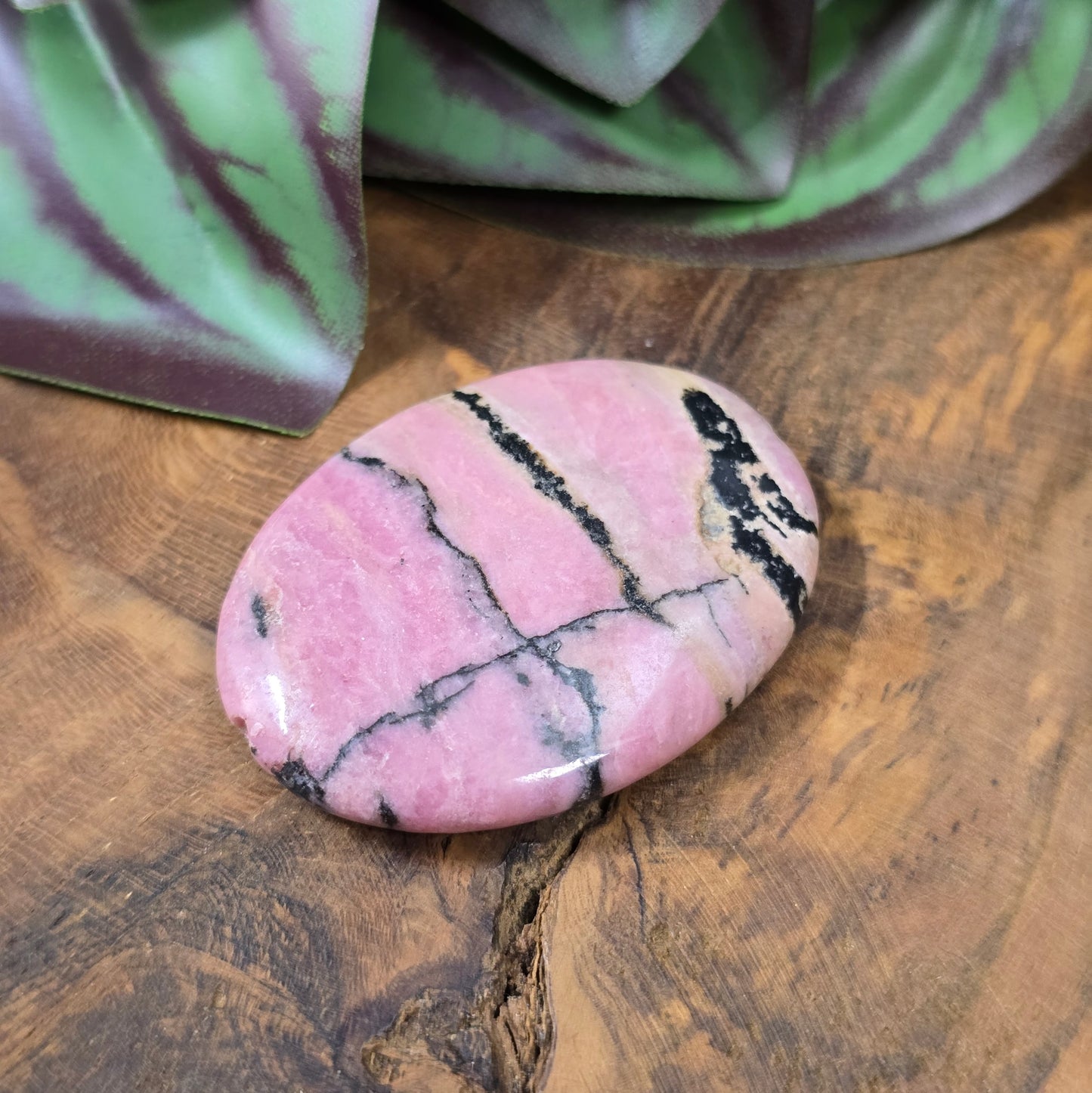 Ovaler Rhodonit in Rosa & Schwarz, 40x30 mm – poliert & natürlich. Ideal als Unikat-Centerpiece für DIY-Schmuck. Du erhältst genau die abgebildete Perle.