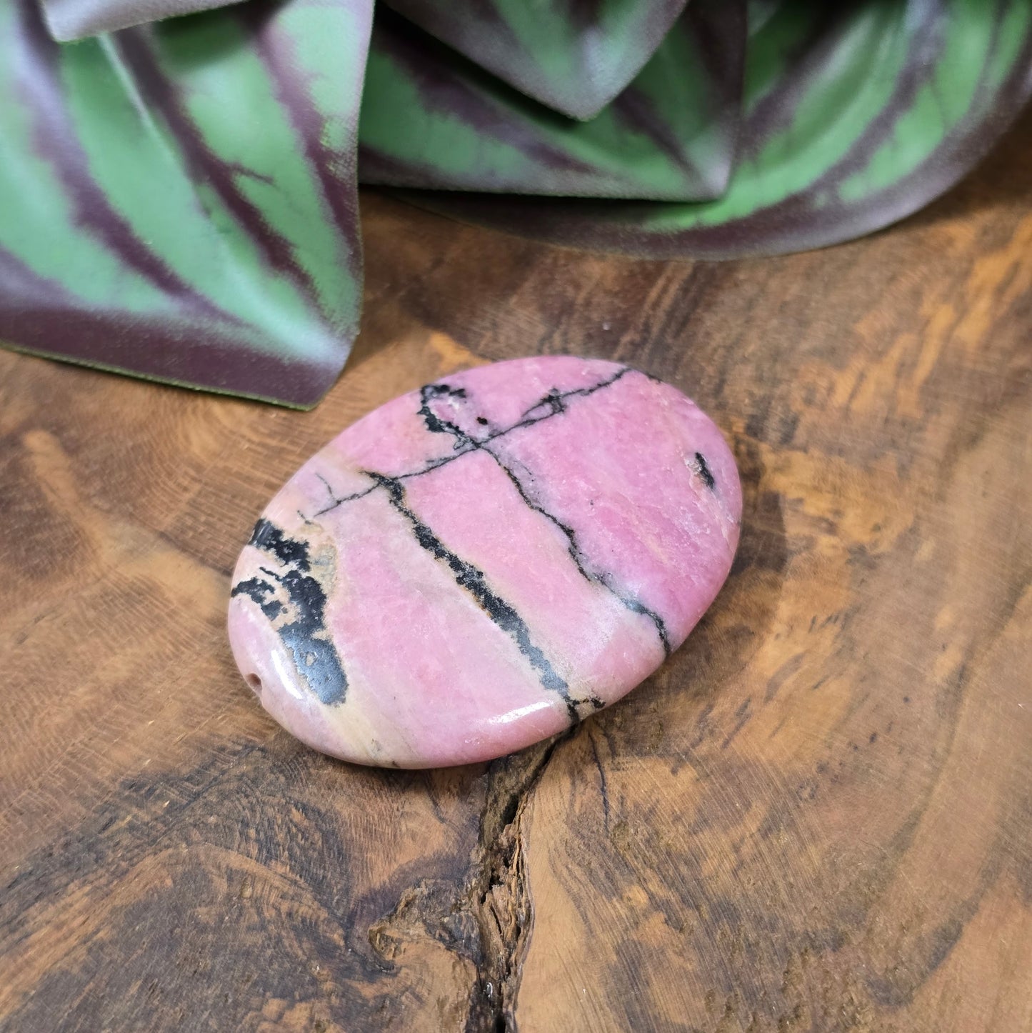 Ovaler Rhodonit in Rosa & Schwarz, 40x30 mm – poliert & natürlich. Ideal als Unikat-Centerpiece für DIY-Schmuck. Du erhältst genau die abgebildete Perle.