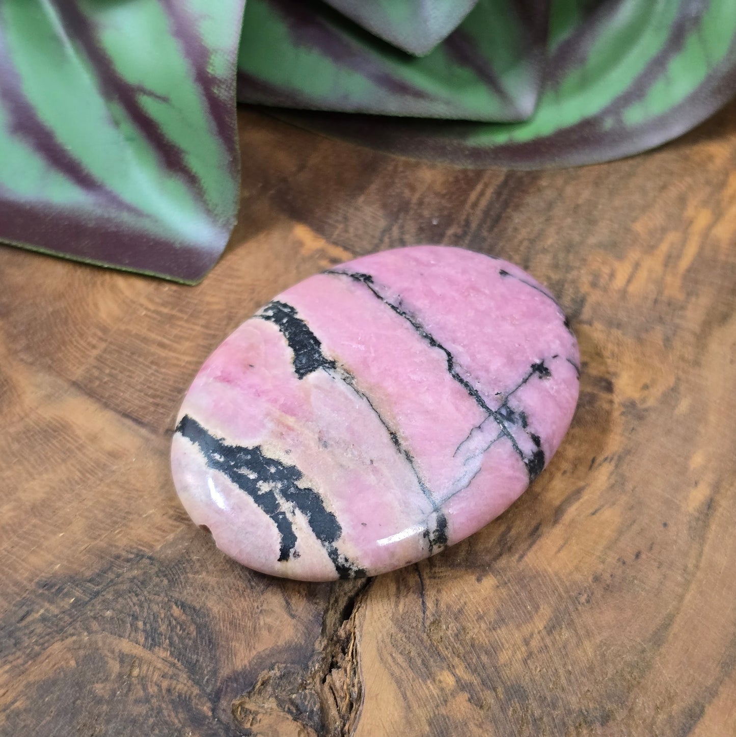 Ovaler Rhodonit in Rosa & Schwarz, 40x30 mm – poliert & natürlich. Ideal als Unikat-Centerpiece für DIY-Schmuck. Du erhältst genau die abgebildete Perle.