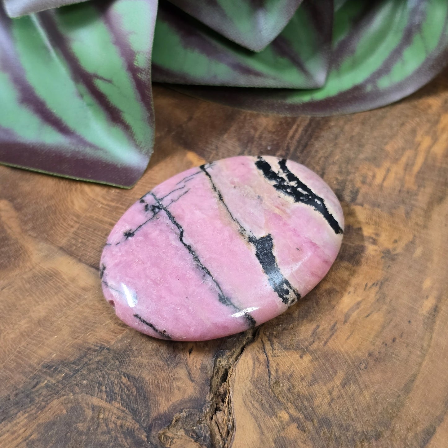 Ovaler Rhodonit in Rosa & Schwarz, 40x30 mm – poliert & natürlich. Ideal als Unikat-Centerpiece für DIY-Schmuck. Du erhältst genau die abgebildete Perle.
