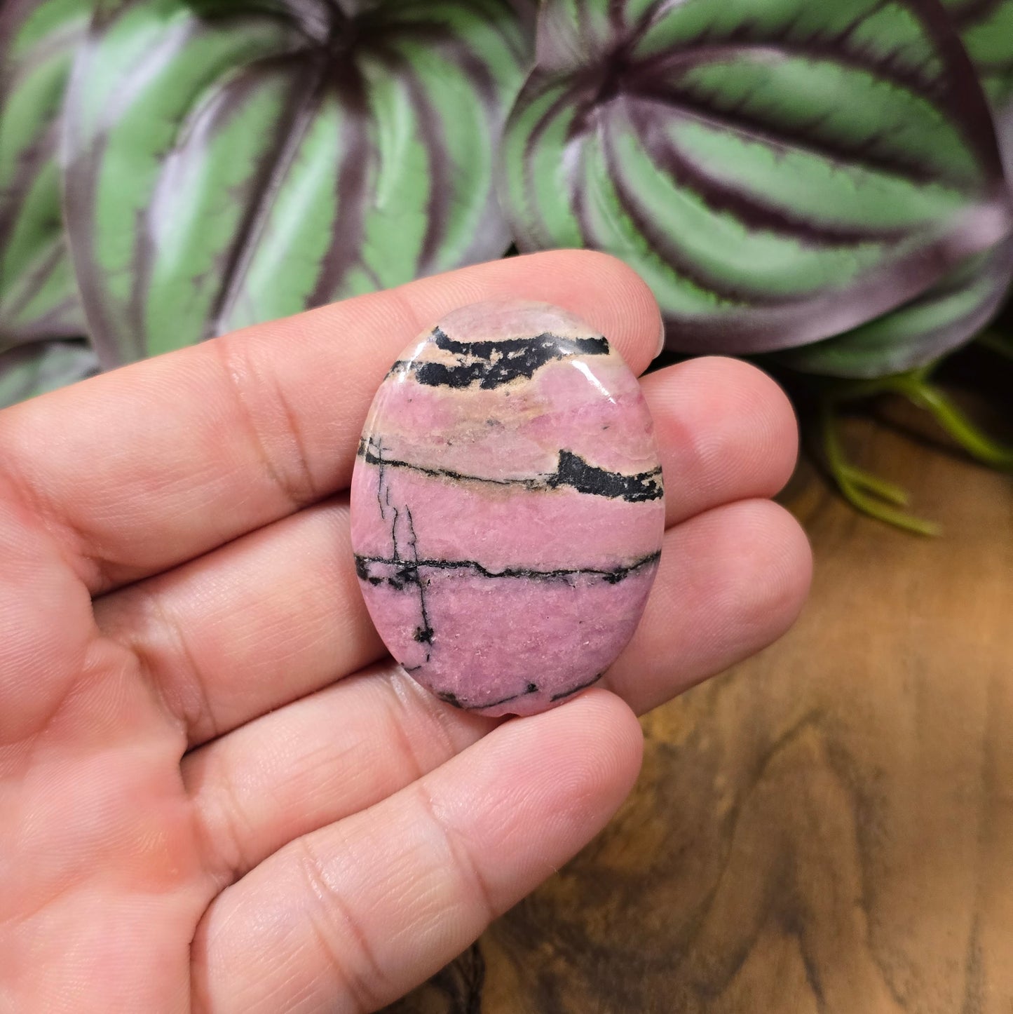 Ovaler Rhodonit in Rosa & Schwarz, 40x30 mm – poliert & natürlich. Ideal als Unikat-Centerpiece für DIY-Schmuck. Du erhältst genau die abgebildete Perle.