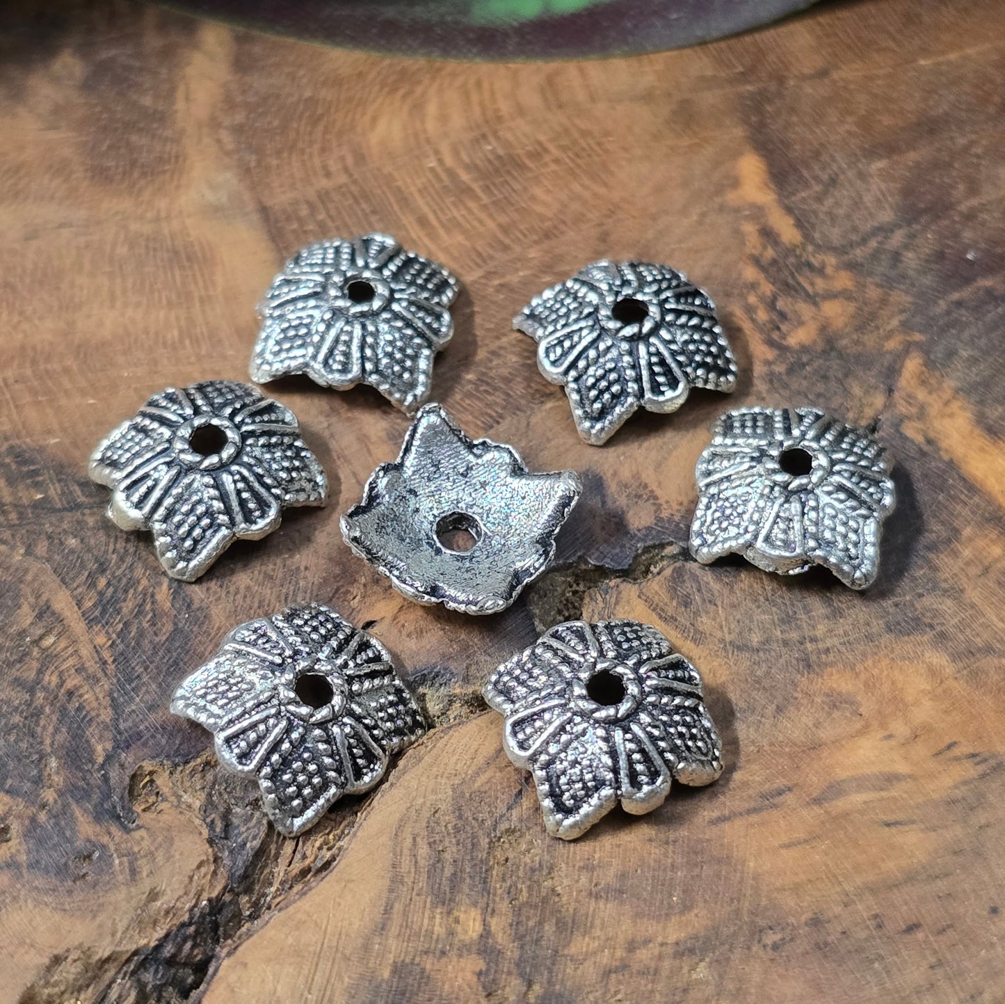 20 Perlenkappen im Ethno-Design, antik silberfarbig, 10 mm. Perfekt zum Verzieren & Schützen von Perlen. Schmuckzubehör für DIY-Armbänder, Ketten & Ohrringe.