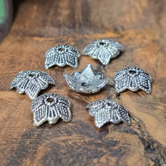 20 Perlenkappen im Ethno-Design, antik silberfarbig, 10 mm. Perfekt zum Verzieren & Schützen von Perlen. Schmuckzubehör für DIY-Armbänder, Ketten & Ohrringe.