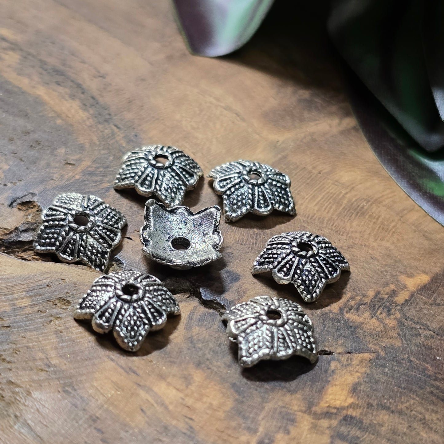 20 Perlenkappen im Ethno-Design, antik silberfarbig, 10 mm. Perfekt zum Verzieren & Schützen von Perlen. Schmuckzubehör für DIY-Armbänder, Ketten & Ohrringe.