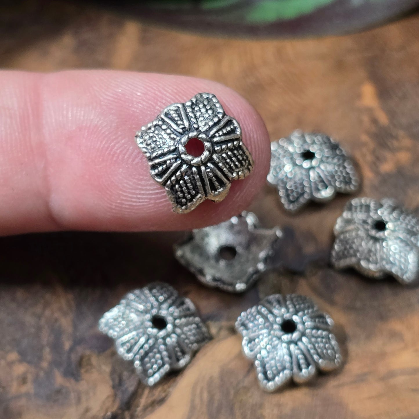 20 Perlenkappen im Ethno-Design, antik silberfarbig, 10 mm. Perfekt zum Verzieren & Schützen von Perlen. Schmuckzubehör für DIY-Armbänder, Ketten & Ohrringe.