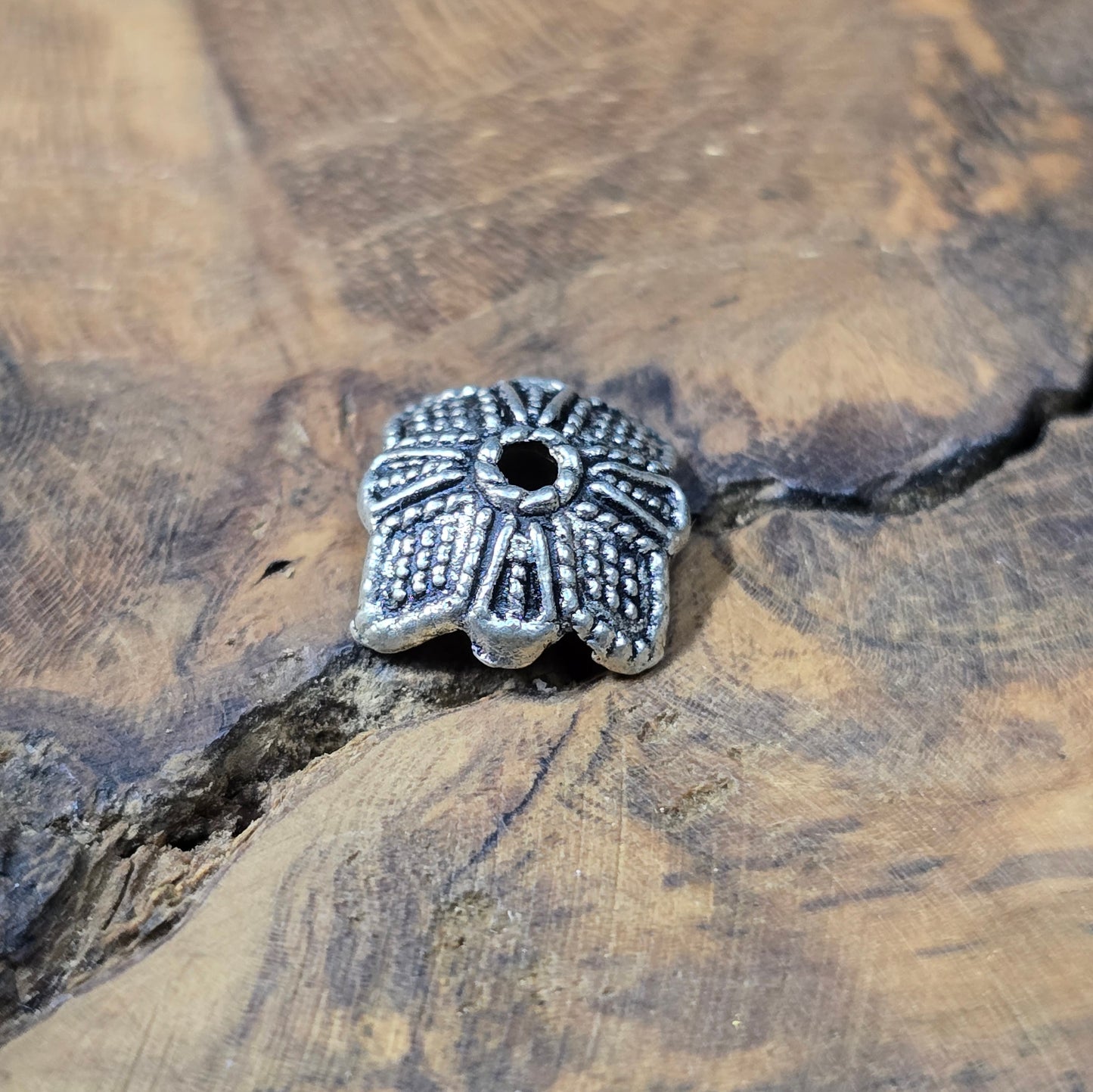 20 Perlenkappen im Ethno-Design, antik silberfarbig, 10 mm. Perfekt zum Verzieren & Schützen von Perlen. Schmuckzubehör für DIY-Armbänder, Ketten & Ohrringe.
