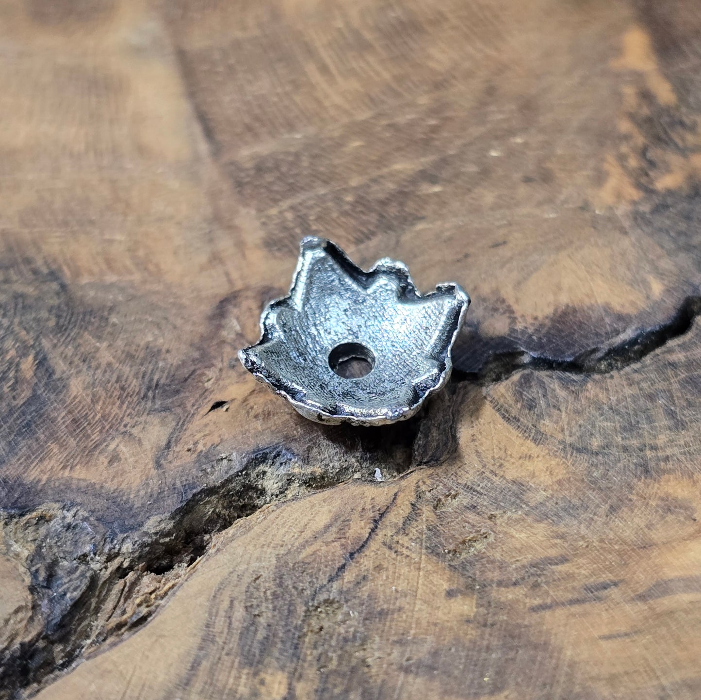 20 Perlenkappen im Ethno-Design, antik silberfarbig, 10 mm. Perfekt zum Verzieren & Schützen von Perlen. Schmuckzubehör für DIY-Armbänder, Ketten & Ohrringe.