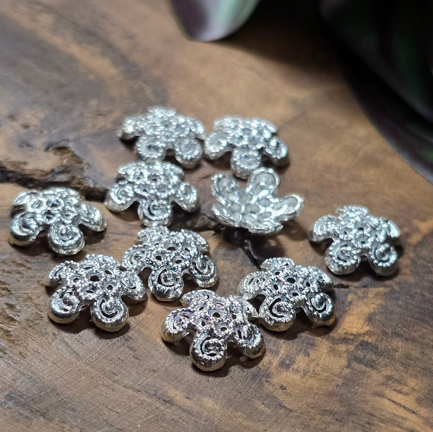 20 filigrane Perlenkappen, 12 mm, .925 Sterling Silber versilbert – ideal zum Verzieren & Schützen von Perlen. Must-have für Schmuckherstellung & DIY-Projekte.