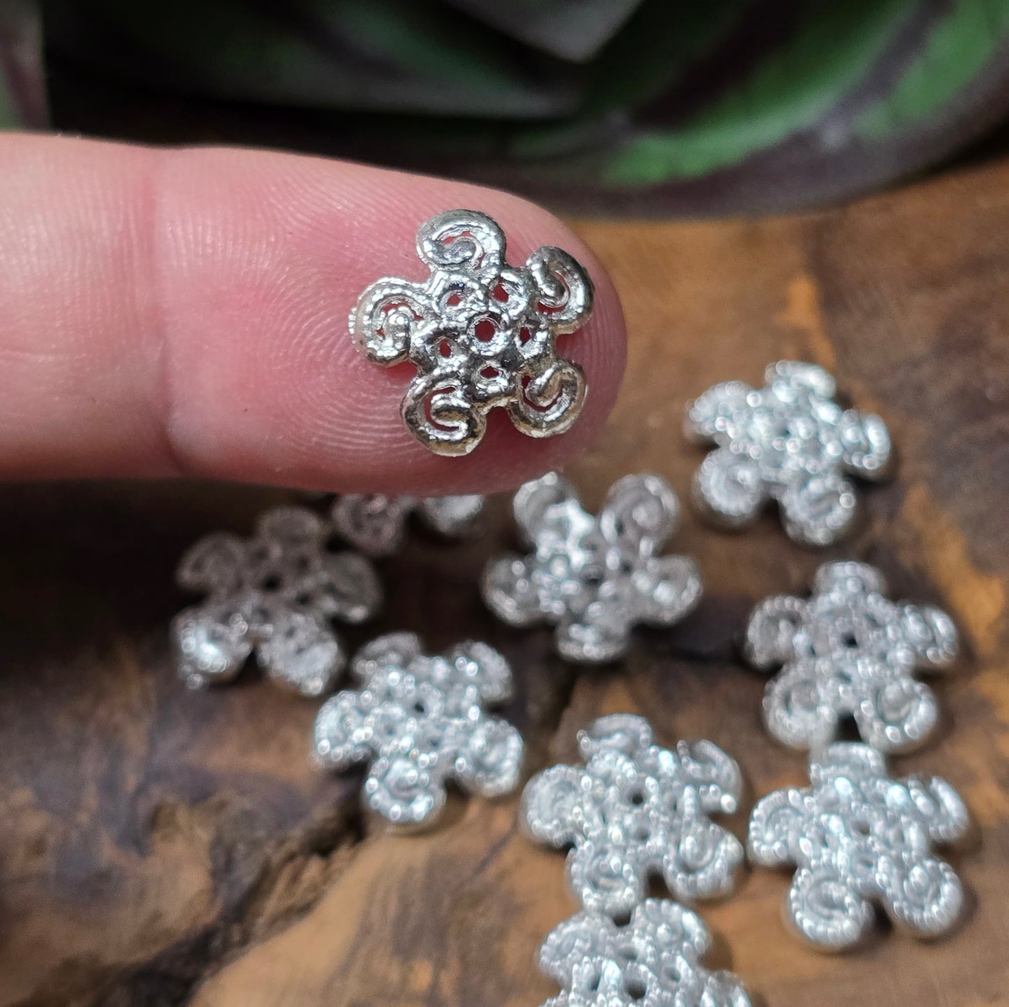 20 filigrane Perlenkappen, 12 mm, .925 Sterling Silber versilbert – ideal zum Verzieren & Schützen von Perlen. Must-have für Schmuckherstellung & DIY-Projekte.