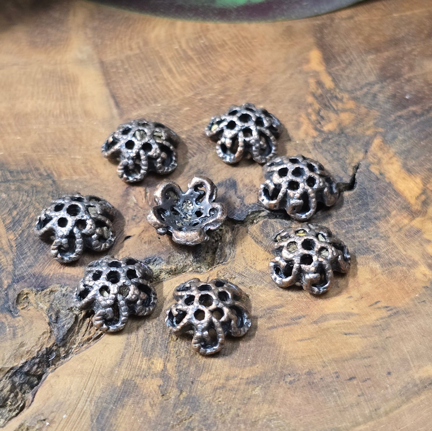 20 filigrane Perlenkappen in antikem Kupfer (9,5 mm). Ideal zum Verzieren & Schützen Deiner Perlen – für Schmuck im Industrial-Stil.