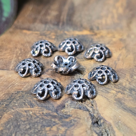 20 filigrane Perlenkappen in antikem Kupfer (9,5 mm). Ideal zum Verzieren & Schützen Deiner Perlen – für Schmuck im Industrial-Stil.
