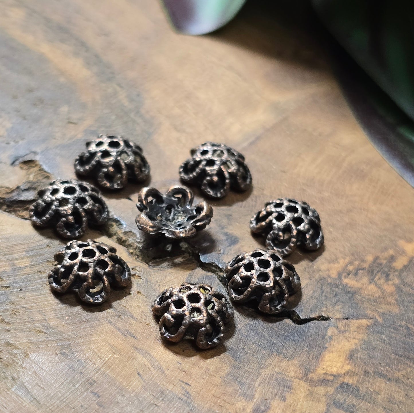 20 filigrane Perlenkappen in antikem Kupfer (9,5 mm). Ideal zum Verzieren & Schützen Deiner Perlen – für Schmuck im Industrial-Stil.