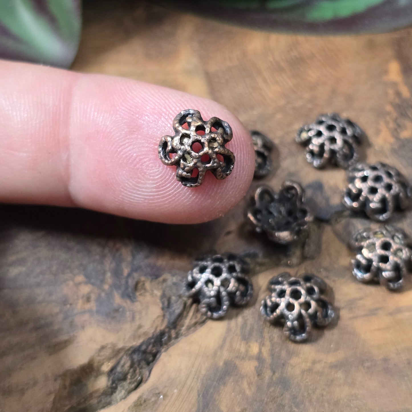 20 filigrane Perlenkappen in antikem Kupfer (9,5 mm). Ideal zum Verzieren & Schützen Deiner Perlen – für Schmuck im Industrial-Stil.