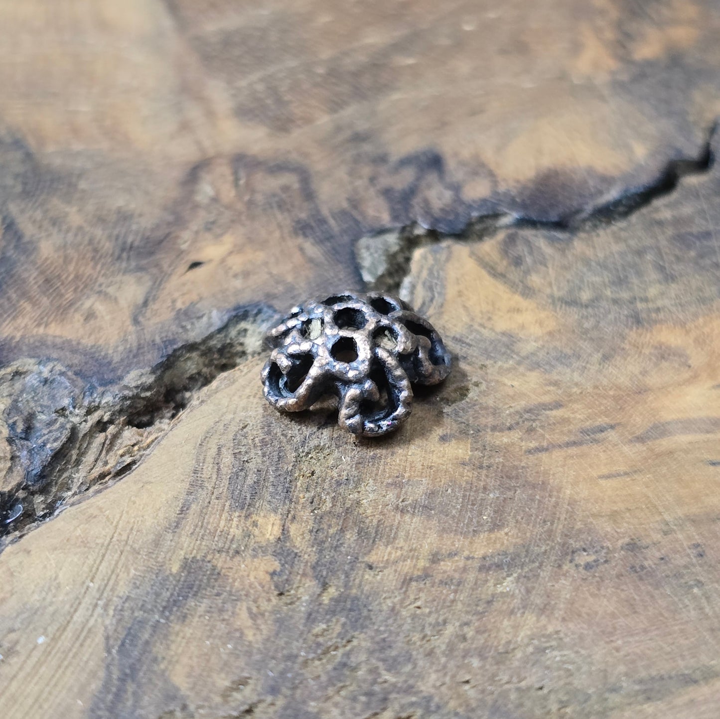 20 filigrane Perlenkappen in antikem Kupfer (9,5 mm). Ideal zum Verzieren & Schützen Deiner Perlen – für Schmuck im Industrial-Stil.
