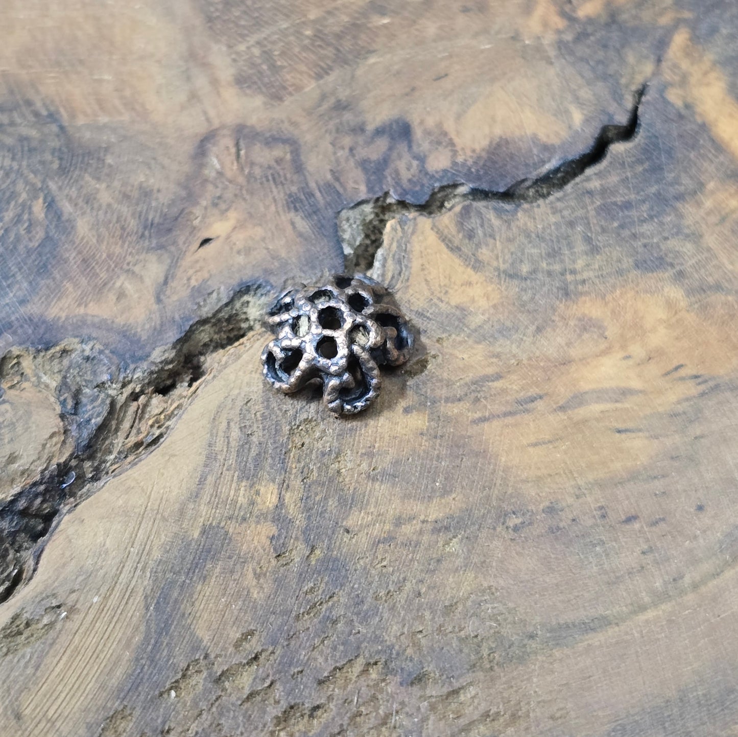 20 filigrane Perlenkappen in antikem Kupfer (9,5 mm). Ideal zum Verzieren & Schützen Deiner Perlen – für Schmuck im Industrial-Stil.