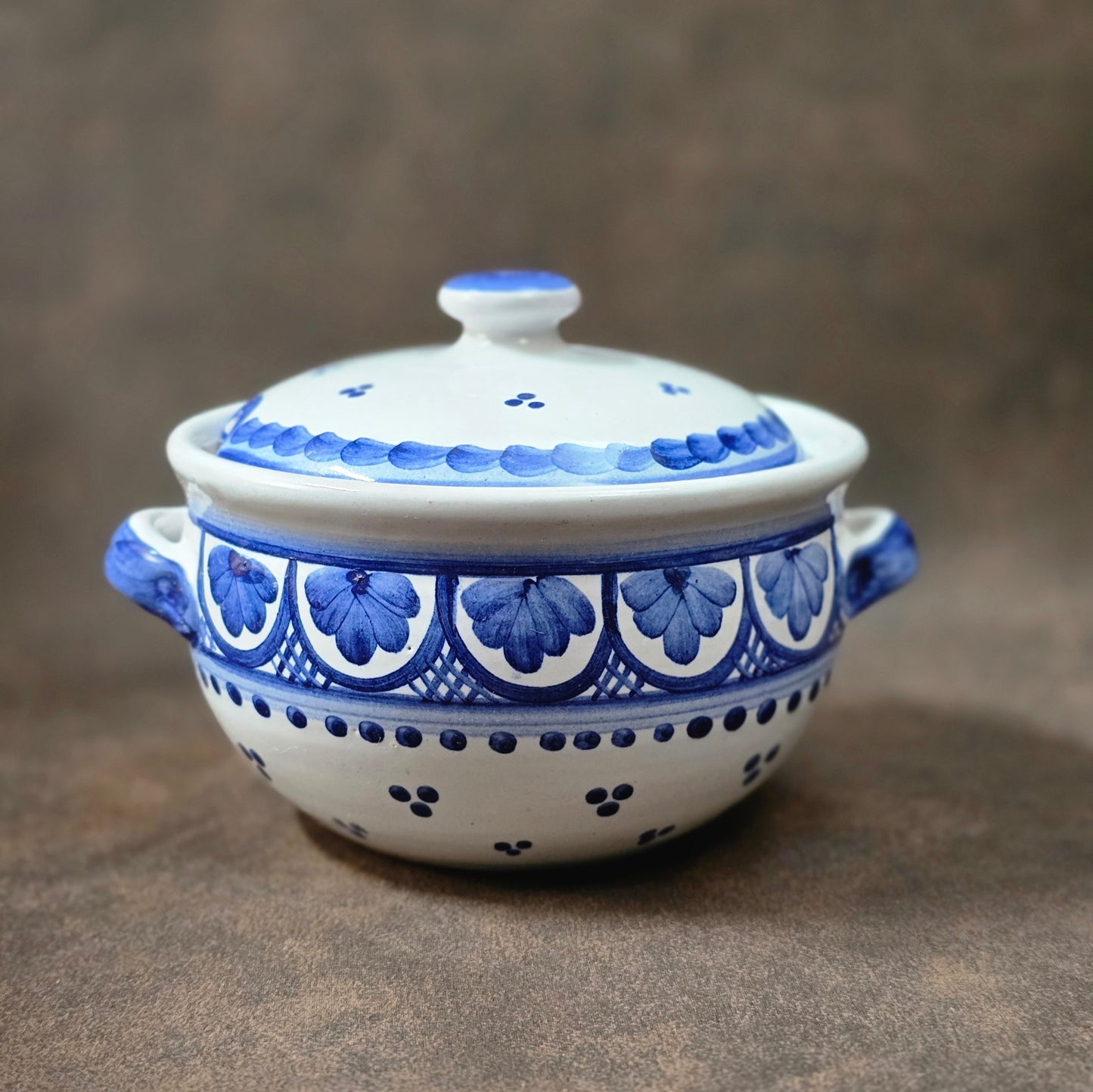 Blau-weiße Vintage-Marmeladendose (Portugal), ca. 250 ml. Handbemalte Keramik auf Fuß, sehr guter Zustand, ideal für Marmelade, Zucker, Sahne & Soßen. Charmantes Landhaus-Highlight!