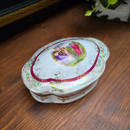 Sichere dir diese elegante Vintage-Porzellandose von Ilmenau – 1960er Original mit altrömischer Szene & Golddekor, perfekt für Schmuck & Sammler.