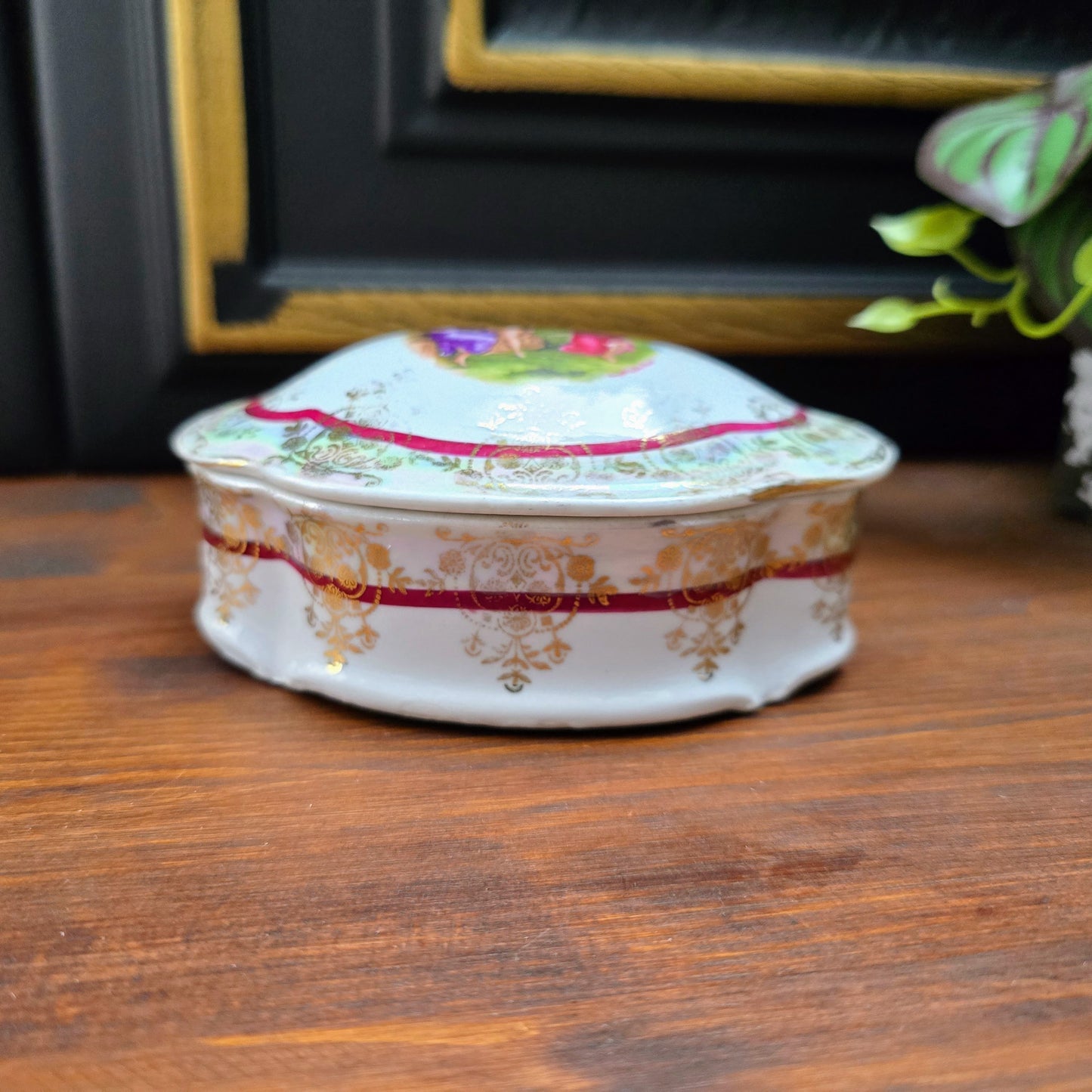 Sichere dir diese elegante Vintage-Porzellandose von Ilmenau – 1960er Original mit altrömischer Szene & Golddekor, perfekt für Schmuck & Sammler.