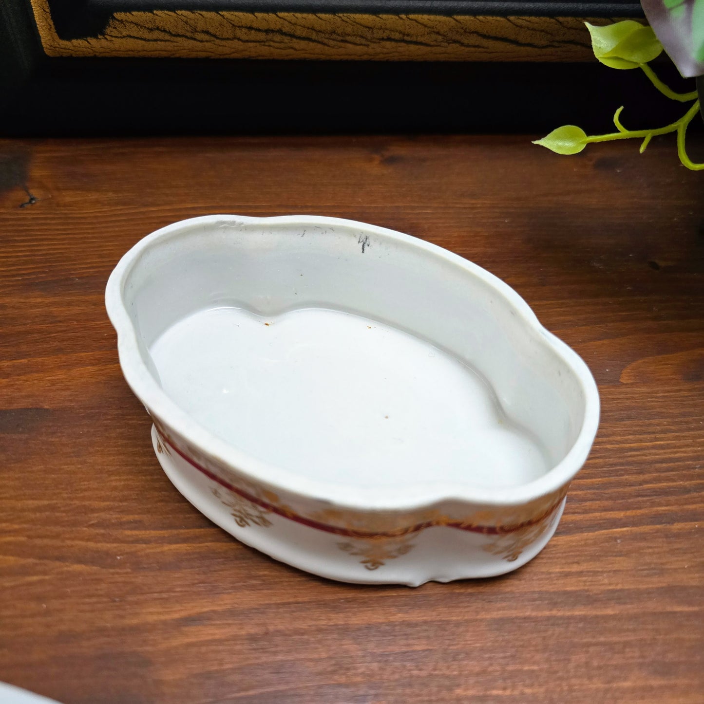 Sichere dir diese elegante Vintage-Porzellandose von Ilmenau – 1960er Original mit altrömischer Szene & Golddekor, perfekt für Schmuck & Sammler.