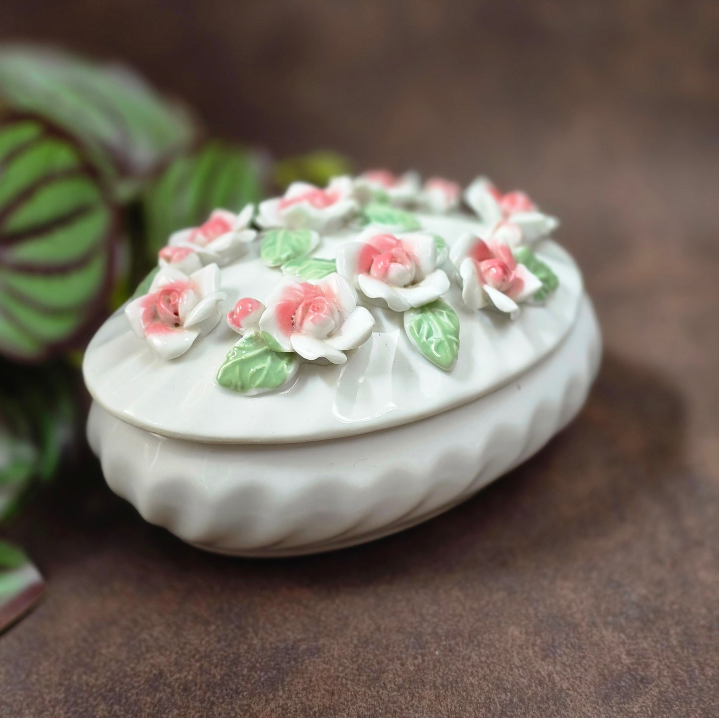 Romantische Schmuckdose aus Porzellan, weiß/rosé, 12,5×8,5×7 cm, ca. 304 g. Capodimonte-Look der 80er, ideal als Geschenk oder Deko. Ungemarkt, sehr gepflegt, bereit zum Einziehen.