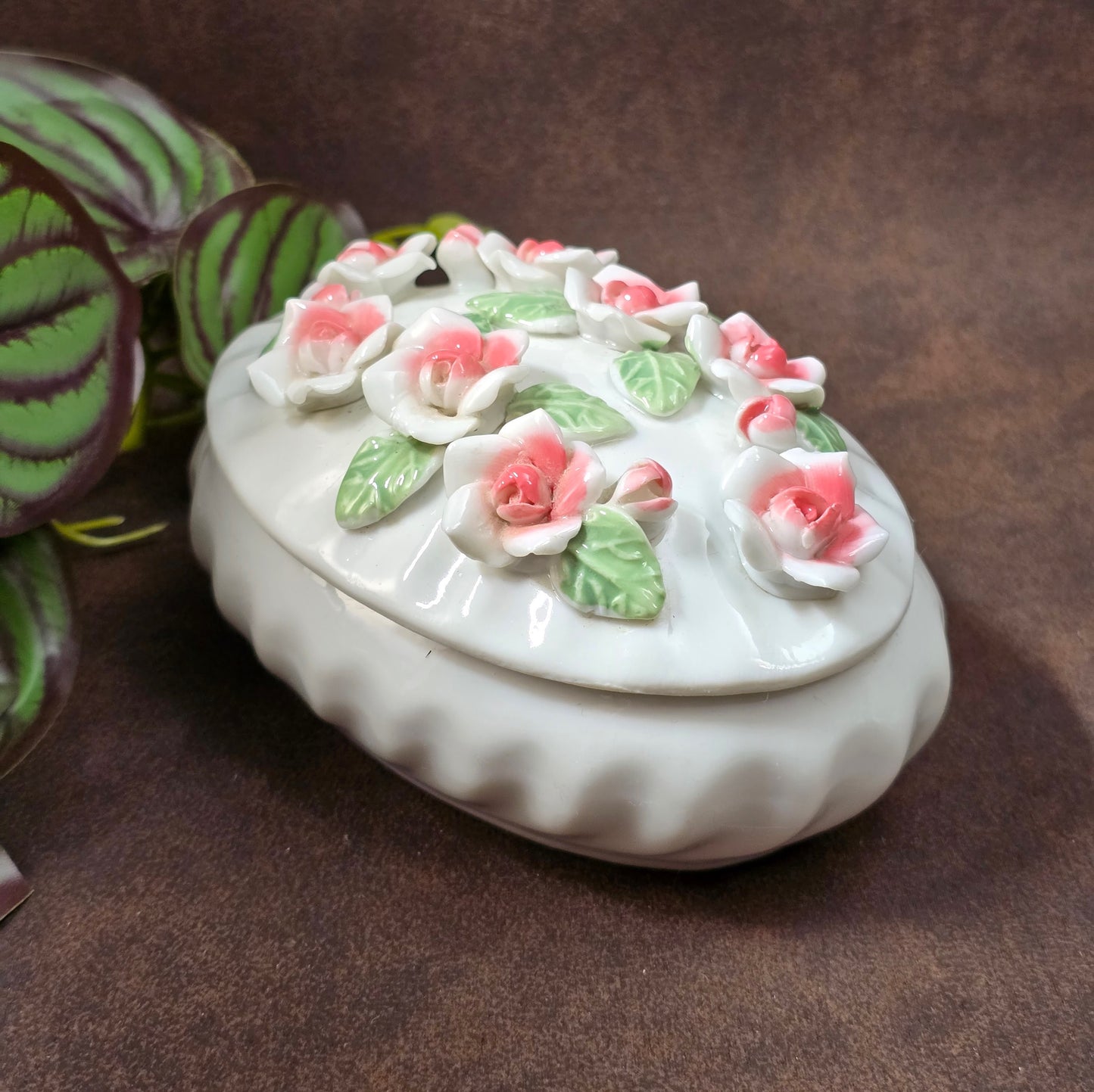 Romantische Schmuckdose aus Porzellan, weiß/rosé, 12,5×8,5×7 cm, ca. 304 g. Capodimonte-Look der 80er, ideal als Geschenk oder Deko. Ungemarkt, sehr gepflegt, bereit zum Einziehen.