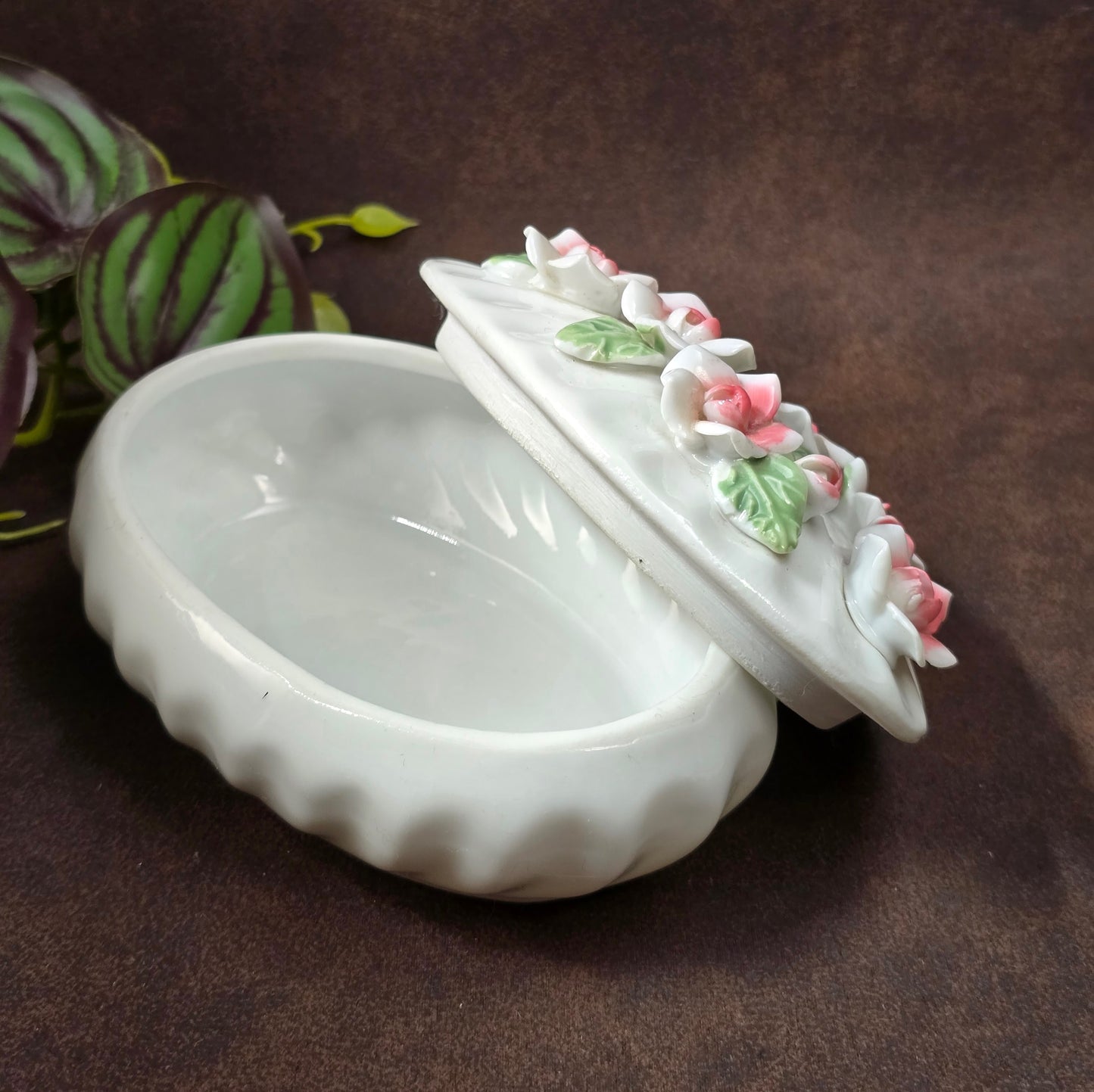 Romantische Schmuckdose aus Porzellan, weiß/rosé, 12,5×8,5×7 cm, ca. 304 g. Capodimonte-Look der 80er, ideal als Geschenk oder Deko. Ungemarkt, sehr gepflegt, bereit zum Einziehen.