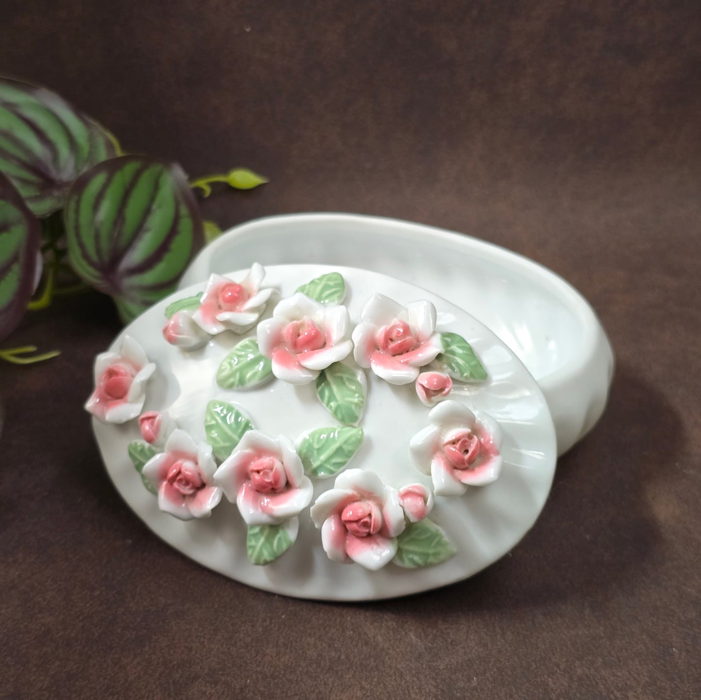 Romantische Schmuckdose aus Porzellan, weiß/rosé, 12,5×8,5×7 cm, ca. 304 g. Capodimonte-Look der 80er, ideal als Geschenk oder Deko. Ungemarkt, sehr gepflegt, bereit zum Einziehen.