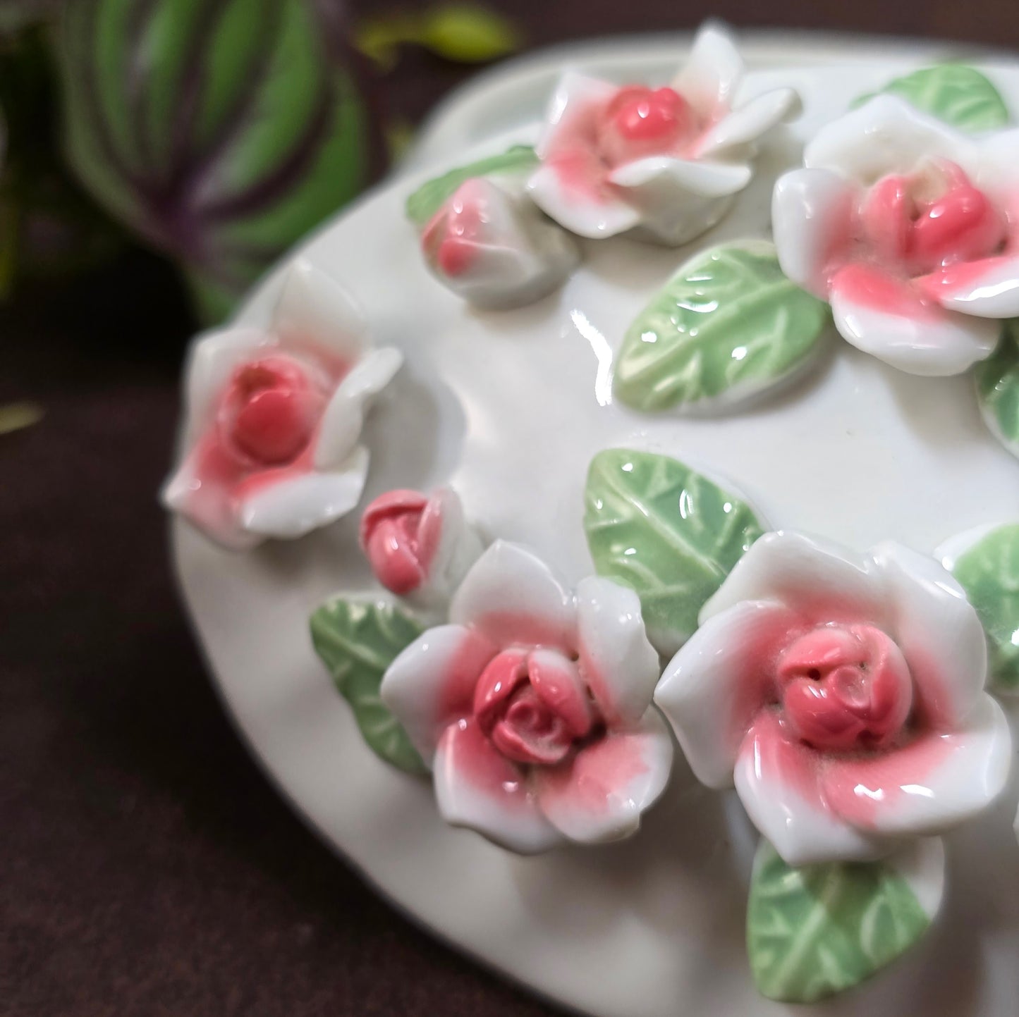 Romantische Schmuckdose aus Porzellan, weiß/rosé, 12,5×8,5×7 cm, ca. 304 g. Capodimonte-Look der 80er, ideal als Geschenk oder Deko. Ungemarkt, sehr gepflegt, bereit zum Einziehen.