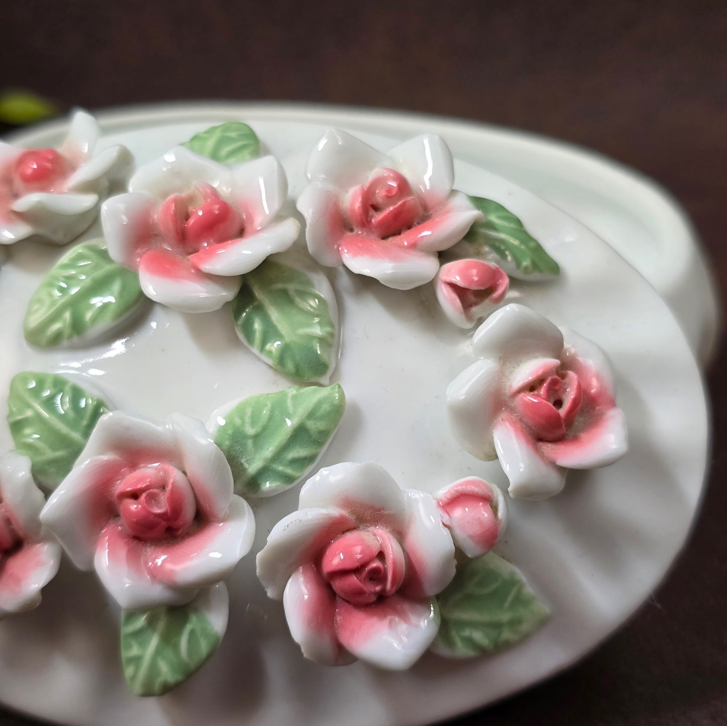 Romantische Schmuckdose aus Porzellan, weiß/rosé, 12,5×8,5×7 cm, ca. 304 g. Capodimonte-Look der 80er, ideal als Geschenk oder Deko. Ungemarkt, sehr gepflegt, bereit zum Einziehen.