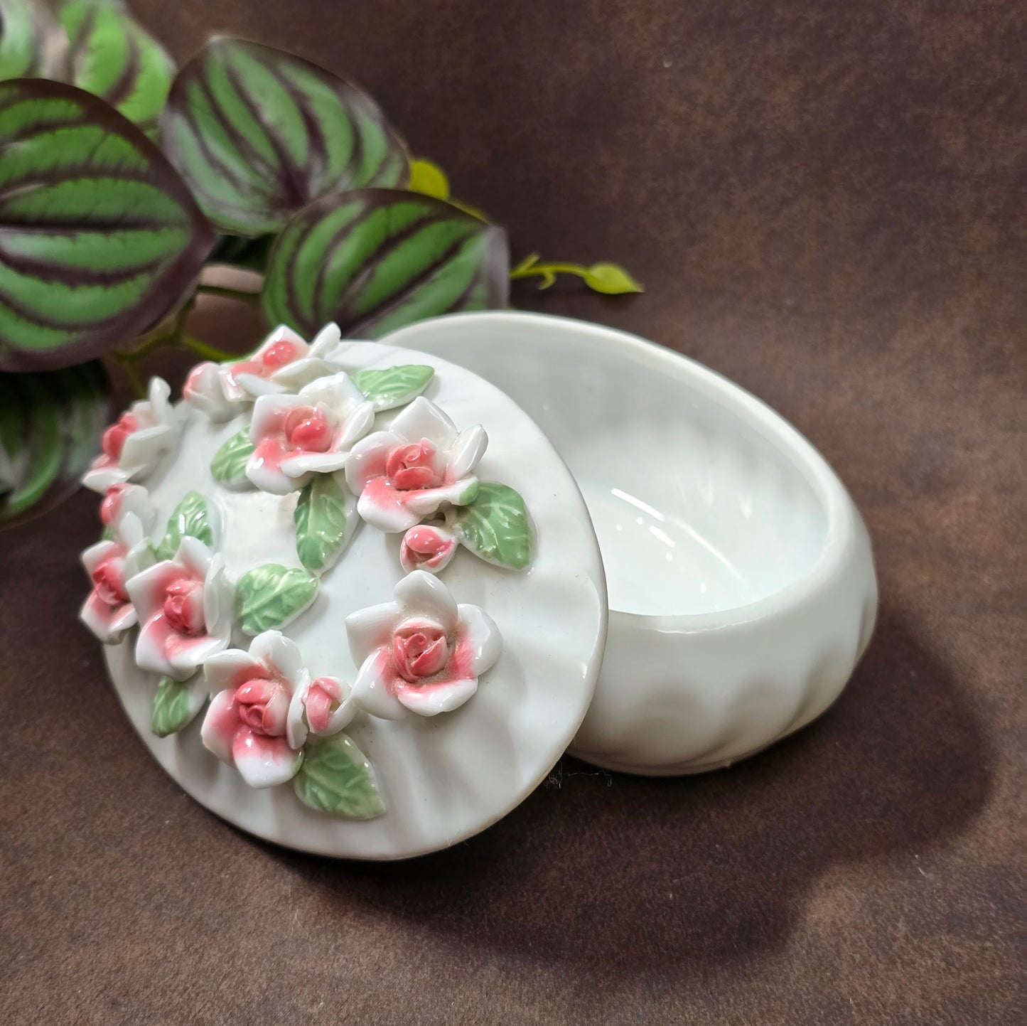 Romantische Schmuckdose aus Porzellan, weiß/rosé, 12,5×8,5×7 cm, ca. 304 g. Capodimonte-Look der 80er, ideal als Geschenk oder Deko. Ungemarkt, sehr gepflegt, bereit zum Einziehen.