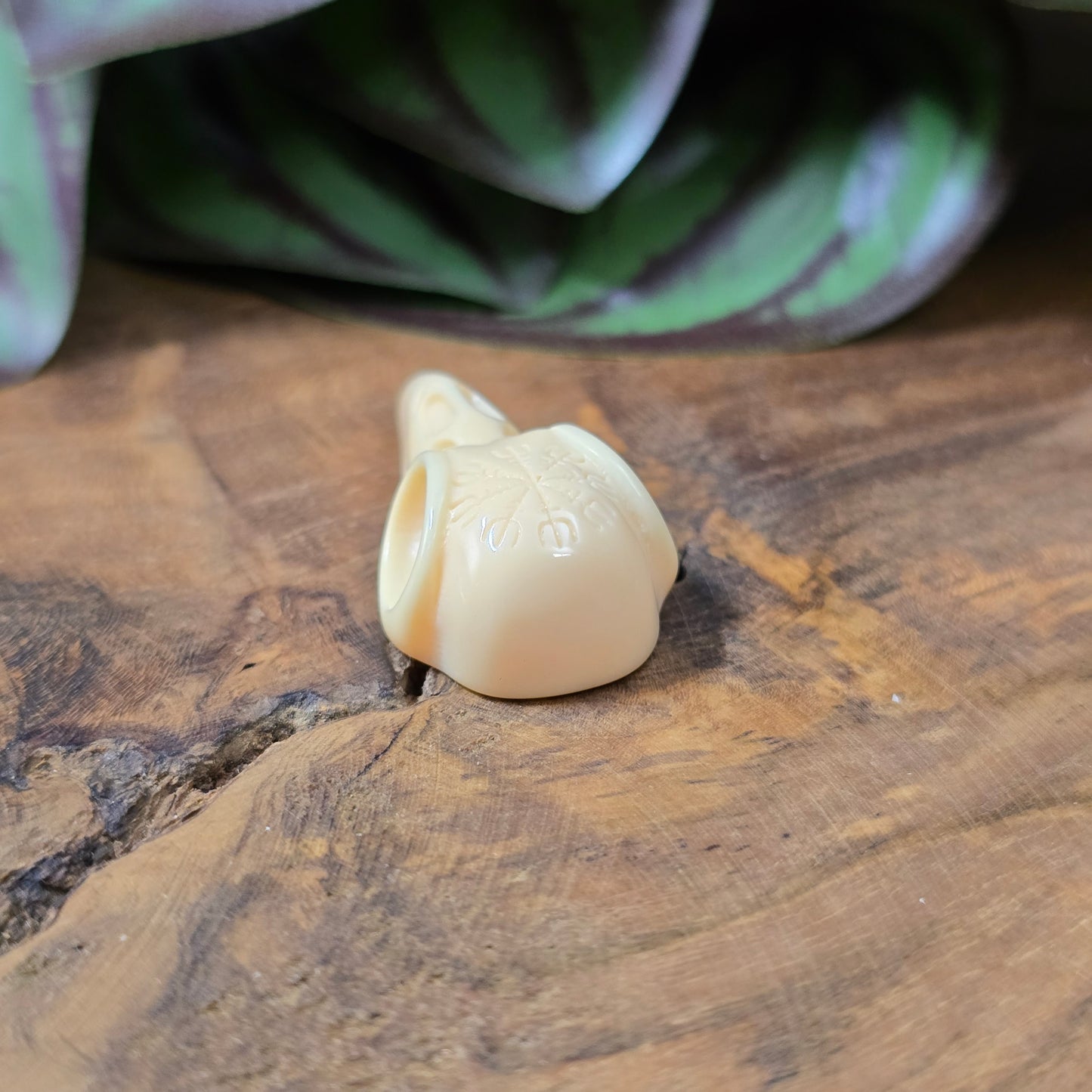 Rabenschädel-Cabochon aus Kunstharz, 34x17 mm, Schwarz oder Elfenbein – Schmuckteil ohne Loch für DIY-Ketten, Ohrringe oder kreative Designs.