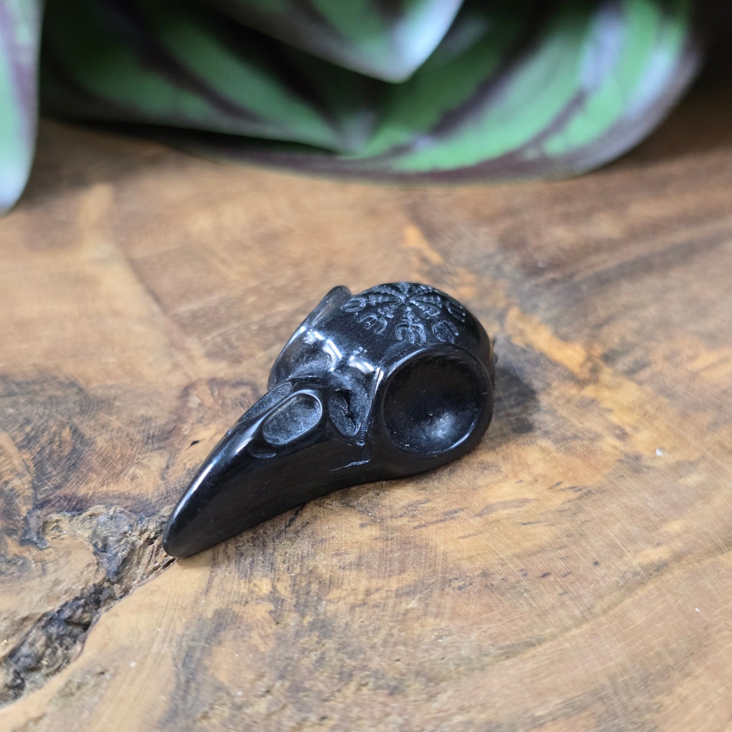 Rabenschädel-Cabochon aus Kunstharz, 34x17 mm, Schwarz oder Elfenbein – Schmuckteil ohne Loch für DIY-Ketten, Ohrringe oder kreative Designs.