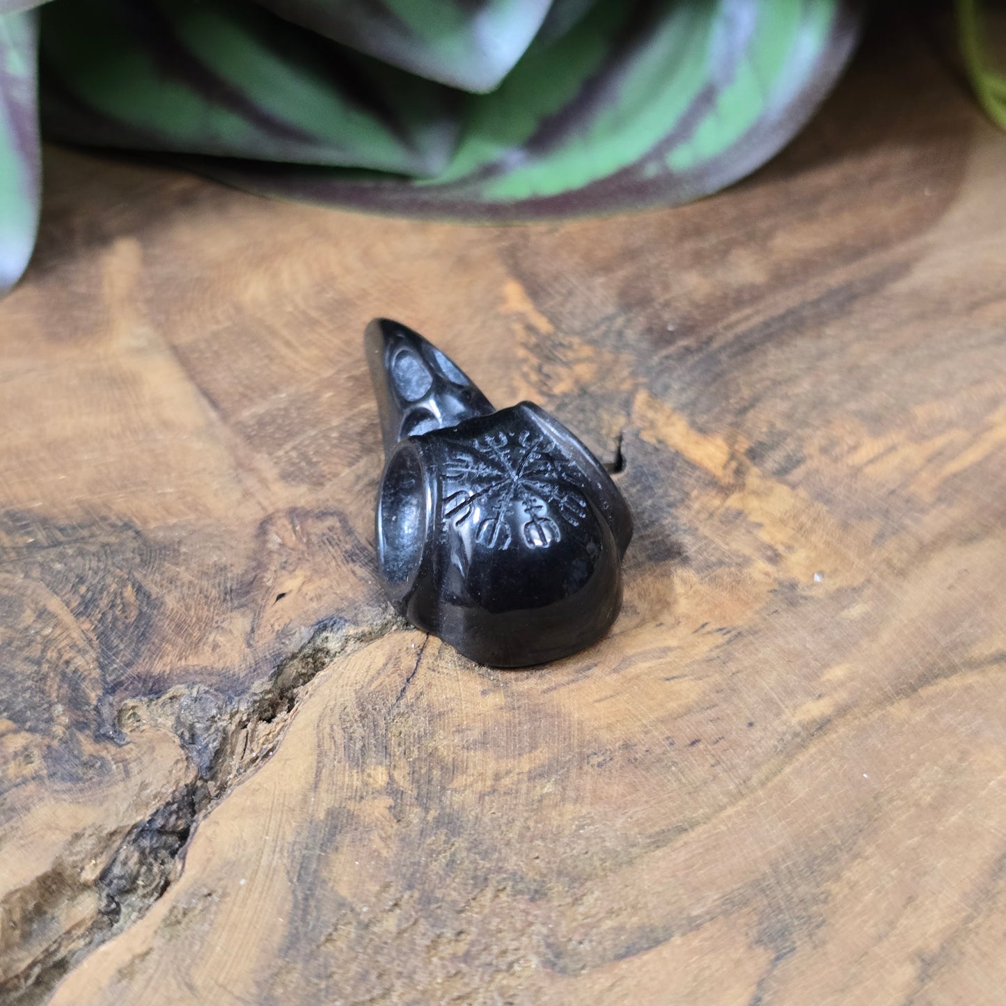 Rabenschädel-Cabochon aus Kunstharz, 34x17 mm, Schwarz oder Elfenbein – Schmuckteil ohne Loch für DIY-Ketten, Ohrringe oder kreative Designs.