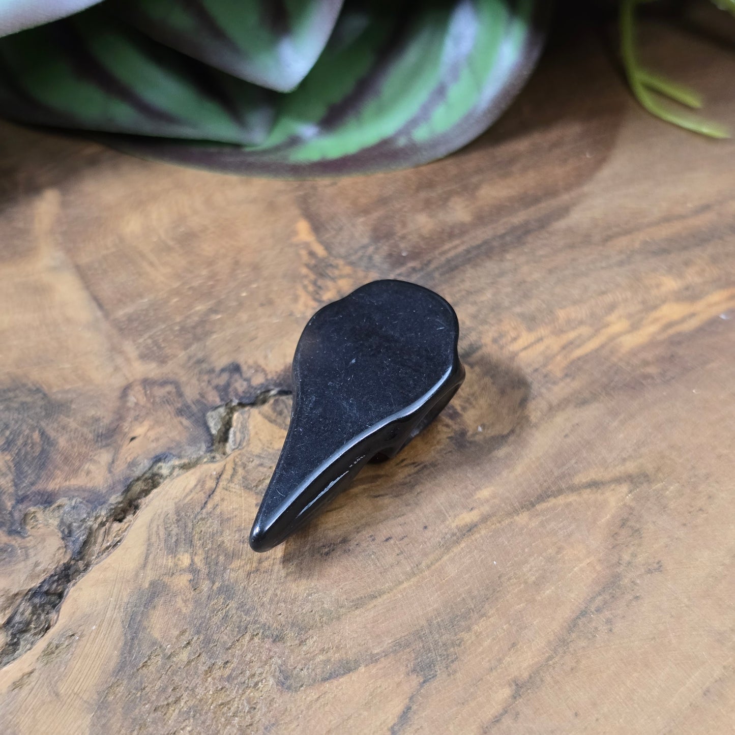 Rabenschädel-Cabochon aus Kunstharz, 34x17 mm, Schwarz oder Elfenbein – Schmuckteil ohne Loch für DIY-Ketten, Ohrringe oder kreative Designs.