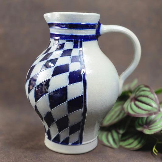 Reinhold Merkelbach Salzglasur-Krug aus den 70ern. Kobaltblaues Rautenmuster, 1,5L Volumen, 22 cm hoch. Hochwertige Handarbeit, perfekter Vintagezustand.