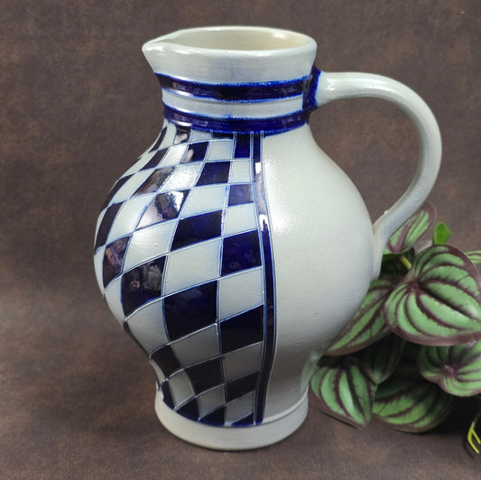 Reinhold Merkelbach Salzglasur-Krug aus den 70ern. Kobaltblaues Rautenmuster, 1,5L Volumen, 22 cm hoch. Hochwertige Handarbeit, perfekter Vintagezustand.