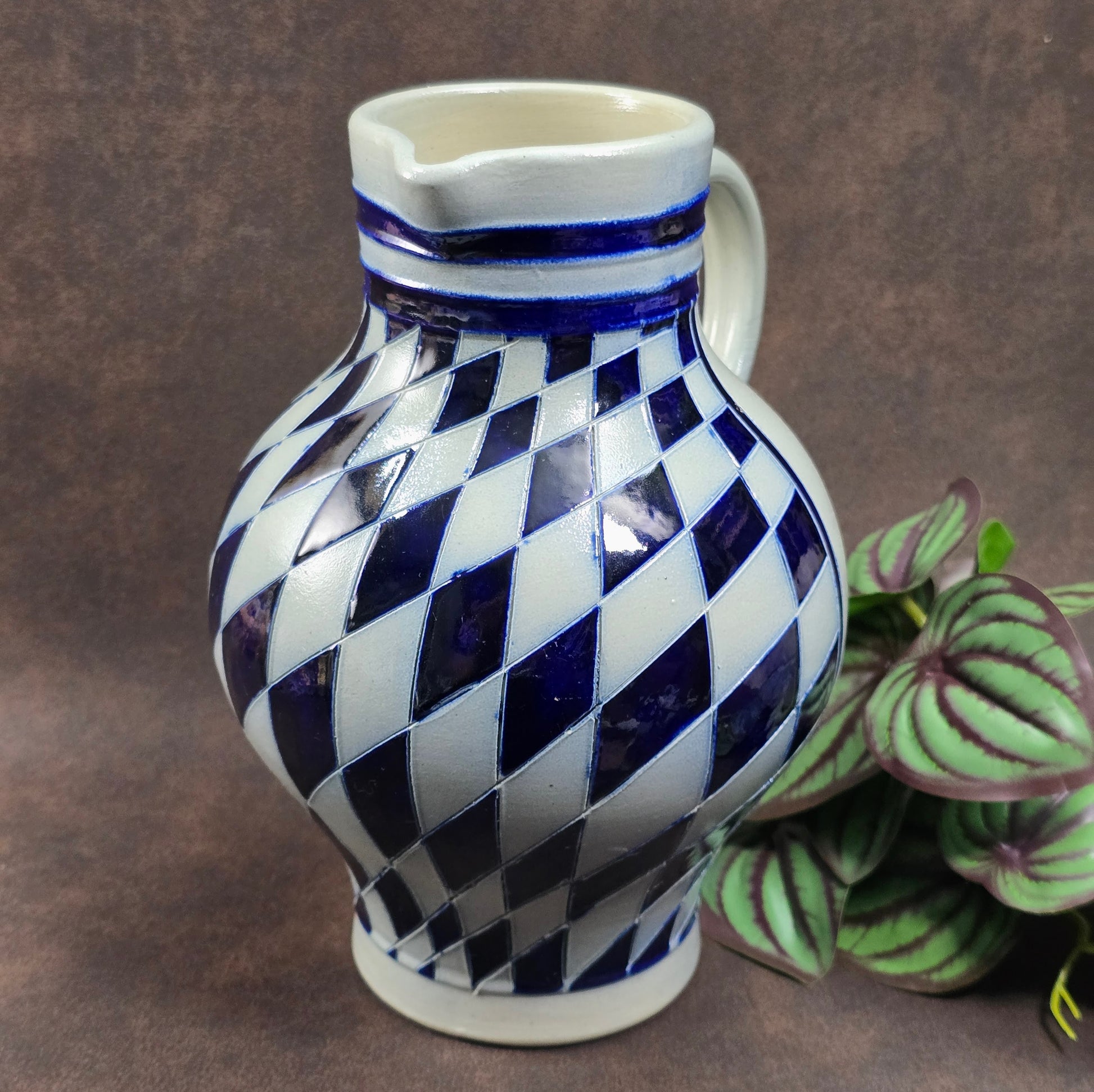 Reinhold Merkelbach Salzglasur-Krug aus den 70ern. Kobaltblaues Rautenmuster, 1,5L Volumen, 22 cm hoch. Hochwertige Handarbeit, perfekter Vintagezustand.