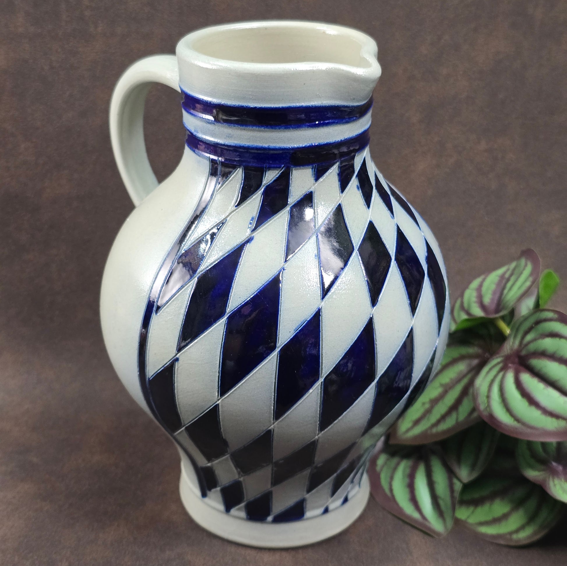 Reinhold Merkelbach Salzglasur-Krug aus den 70ern. Kobaltblaues Rautenmuster, 1,5L Volumen, 22 cm hoch. Hochwertige Handarbeit, perfekter Vintagezustand.