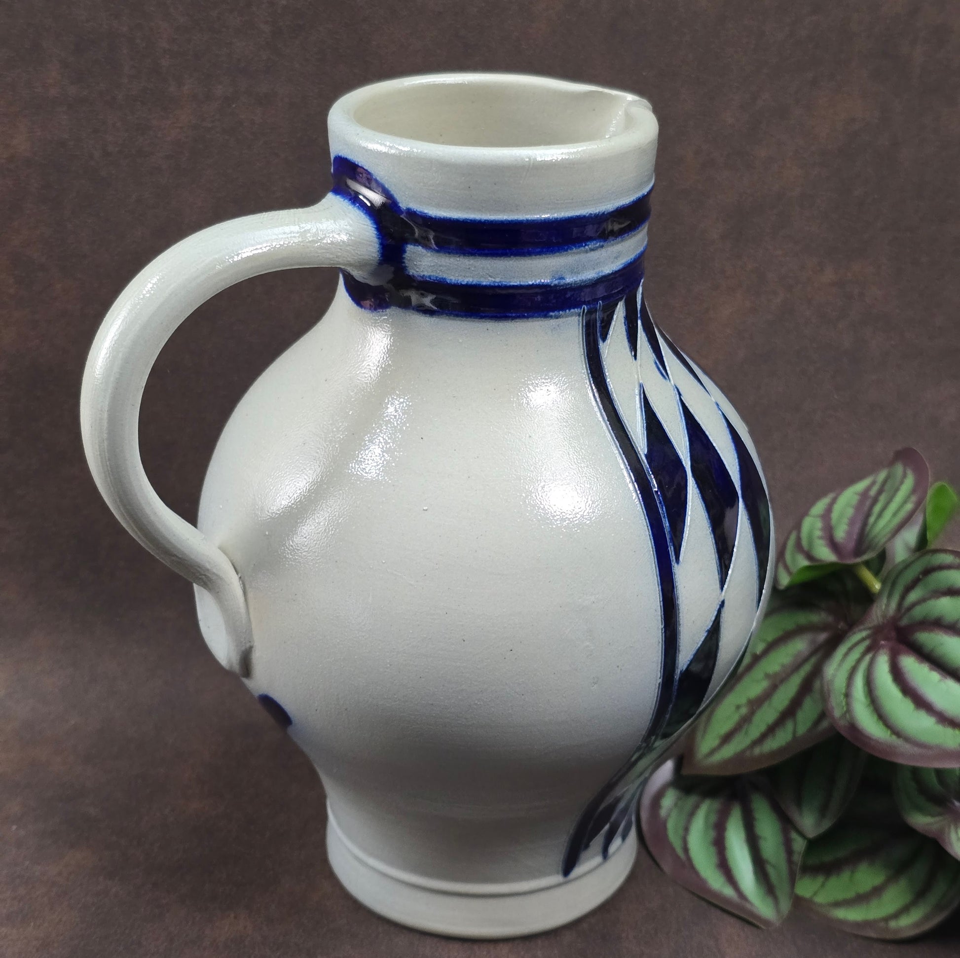 Reinhold Merkelbach Salzglasur-Krug aus den 70ern. Kobaltblaues Rautenmuster, 1,5L Volumen, 22 cm hoch. Hochwertige Handarbeit, perfekter Vintagezustand.