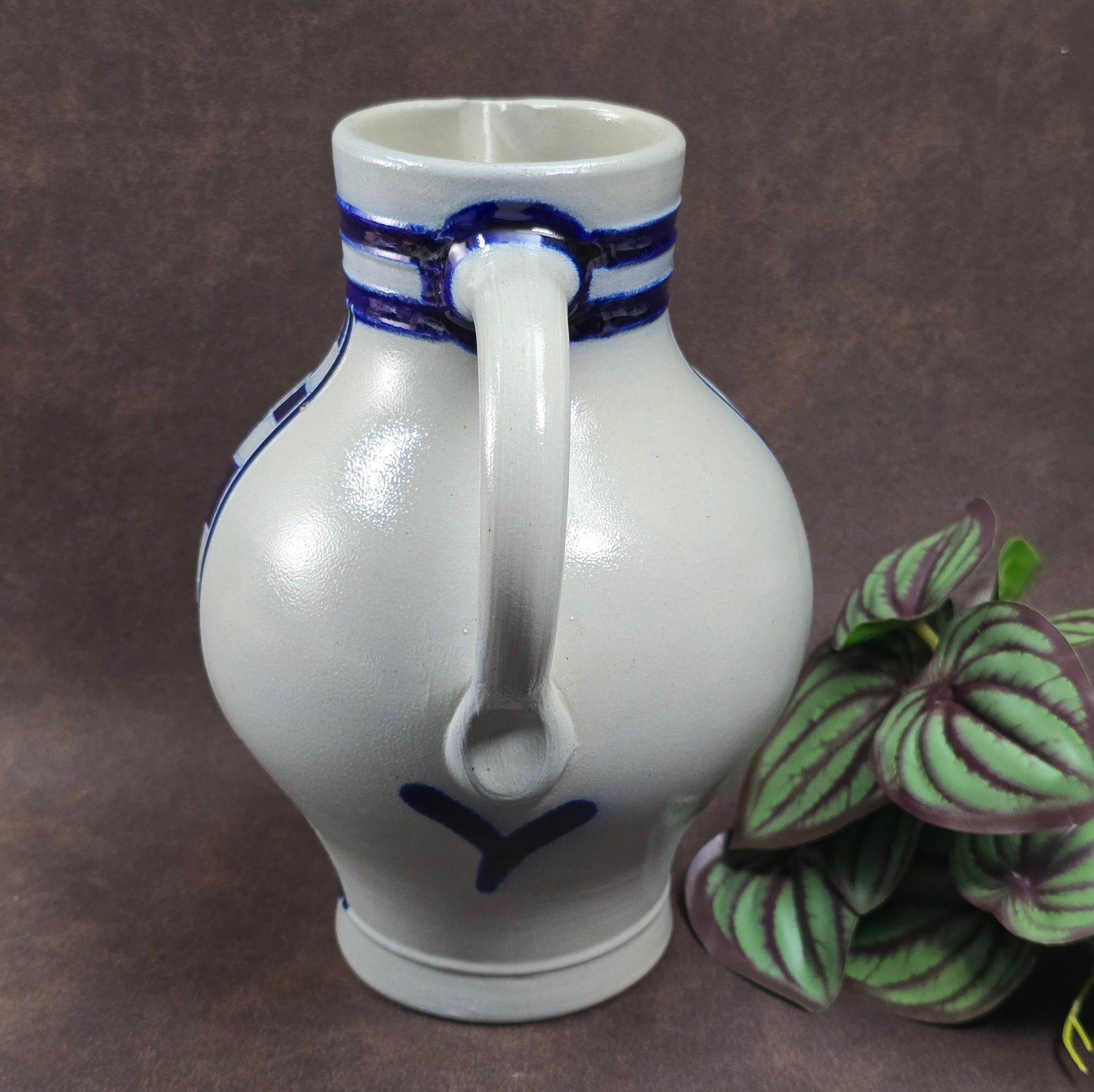 Reinhold Merkelbach Salzglasur-Krug aus den 70ern. Kobaltblaues Rautenmuster, 1,5L Volumen, 22 cm hoch. Hochwertige Handarbeit, perfekter Vintagezustand.