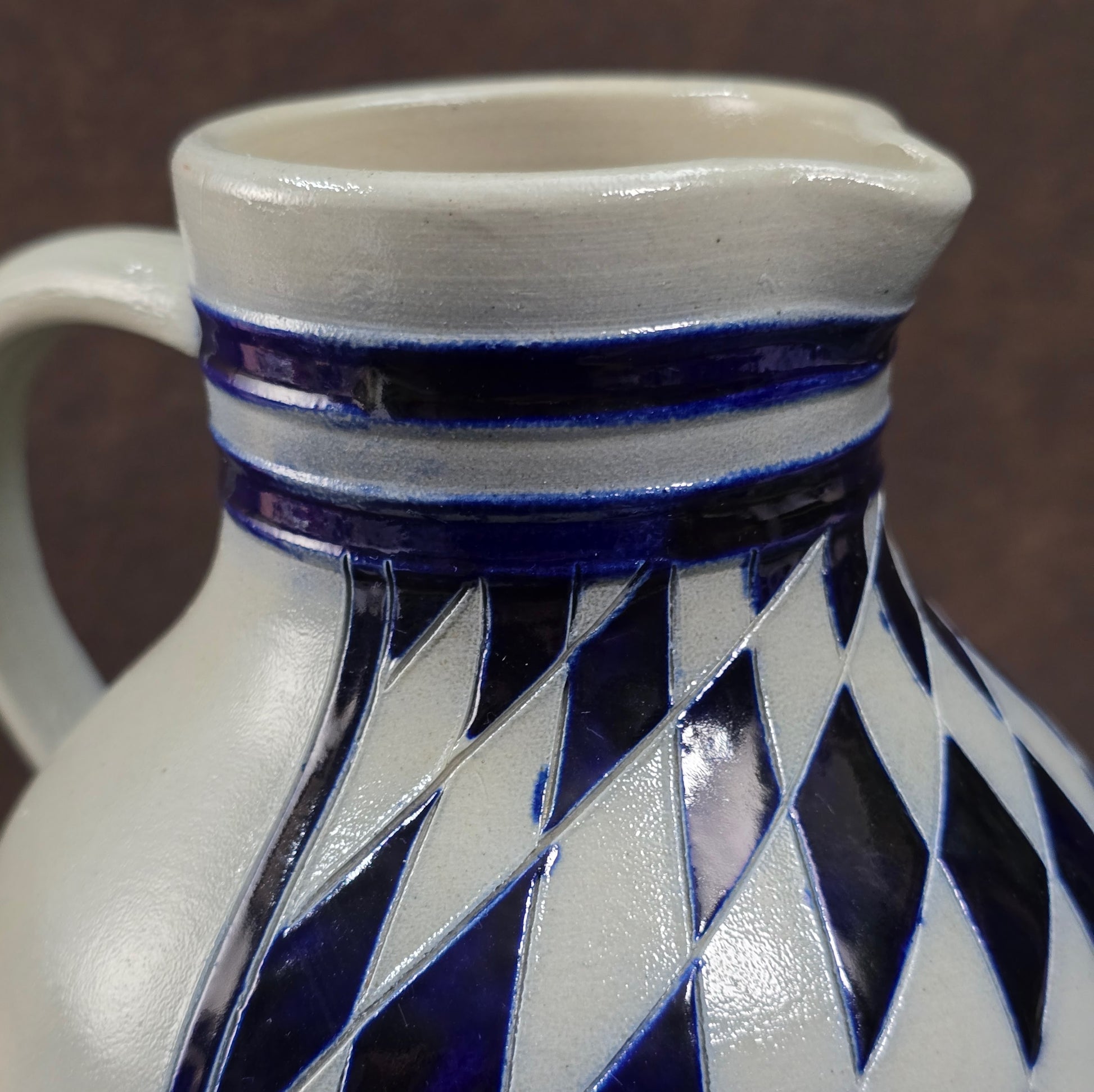 Reinhold Merkelbach Salzglasur-Krug aus den 70ern. Kobaltblaues Rautenmuster, 1,5L Volumen, 22 cm hoch. Hochwertige Handarbeit, perfekter Vintagezustand.