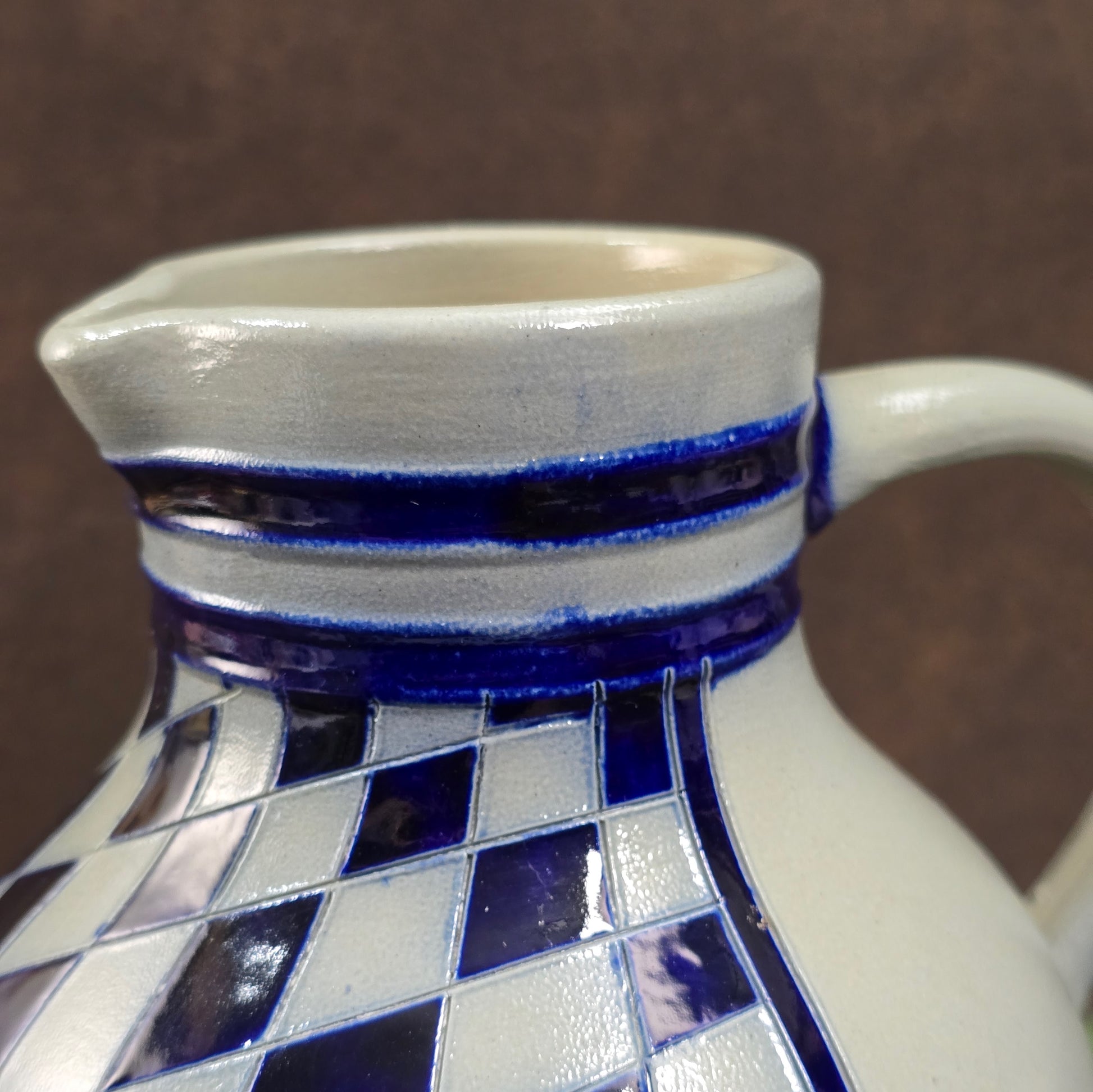 Reinhold Merkelbach Salzglasur-Krug aus den 70ern. Kobaltblaues Rautenmuster, 1,5L Volumen, 22 cm hoch. Hochwertige Handarbeit, perfekter Vintagezustand.