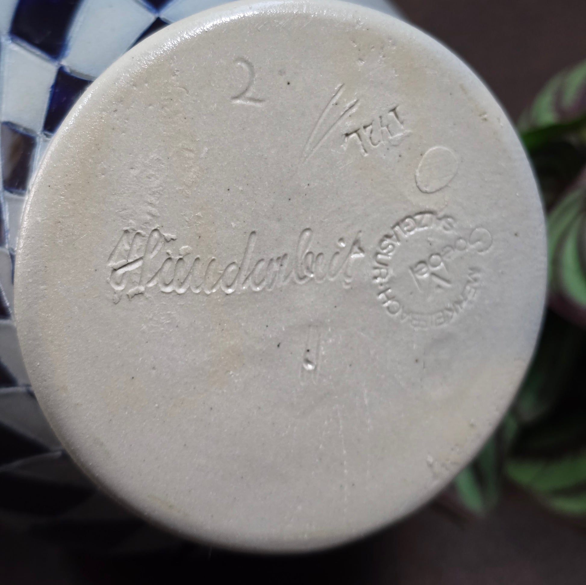 Reinhold Merkelbach Salzglasur-Krug aus den 70ern. Kobaltblaues Rautenmuster, 1,5L Volumen, 22 cm hoch. Hochwertige Handarbeit, perfekter Vintagezustand.