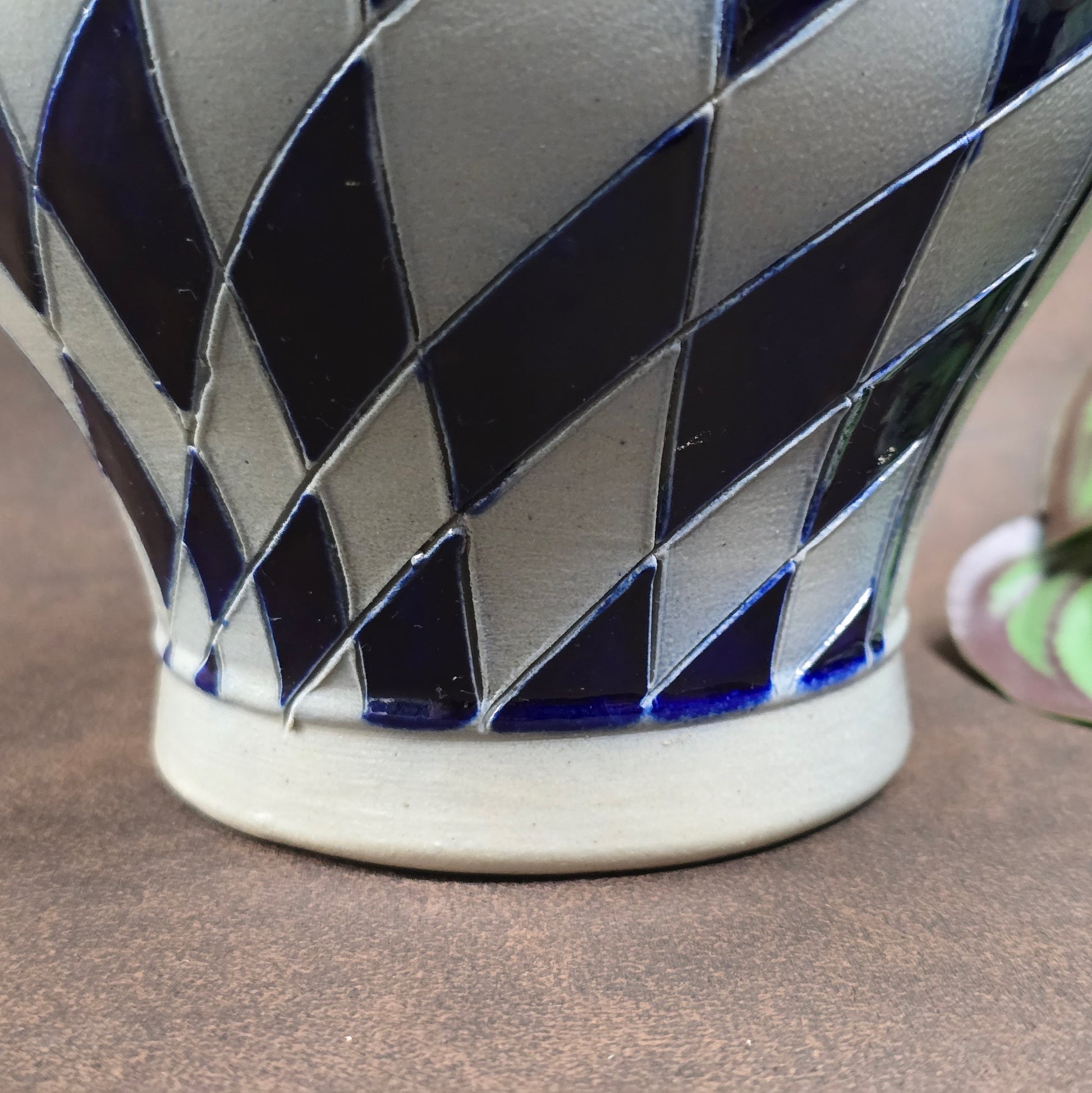 Reinhold Merkelbach Salzglasur-Krug aus den 70ern. Kobaltblaues Rautenmuster, 1,5L Volumen, 22 cm hoch. Hochwertige Handarbeit, perfekter Vintagezustand.