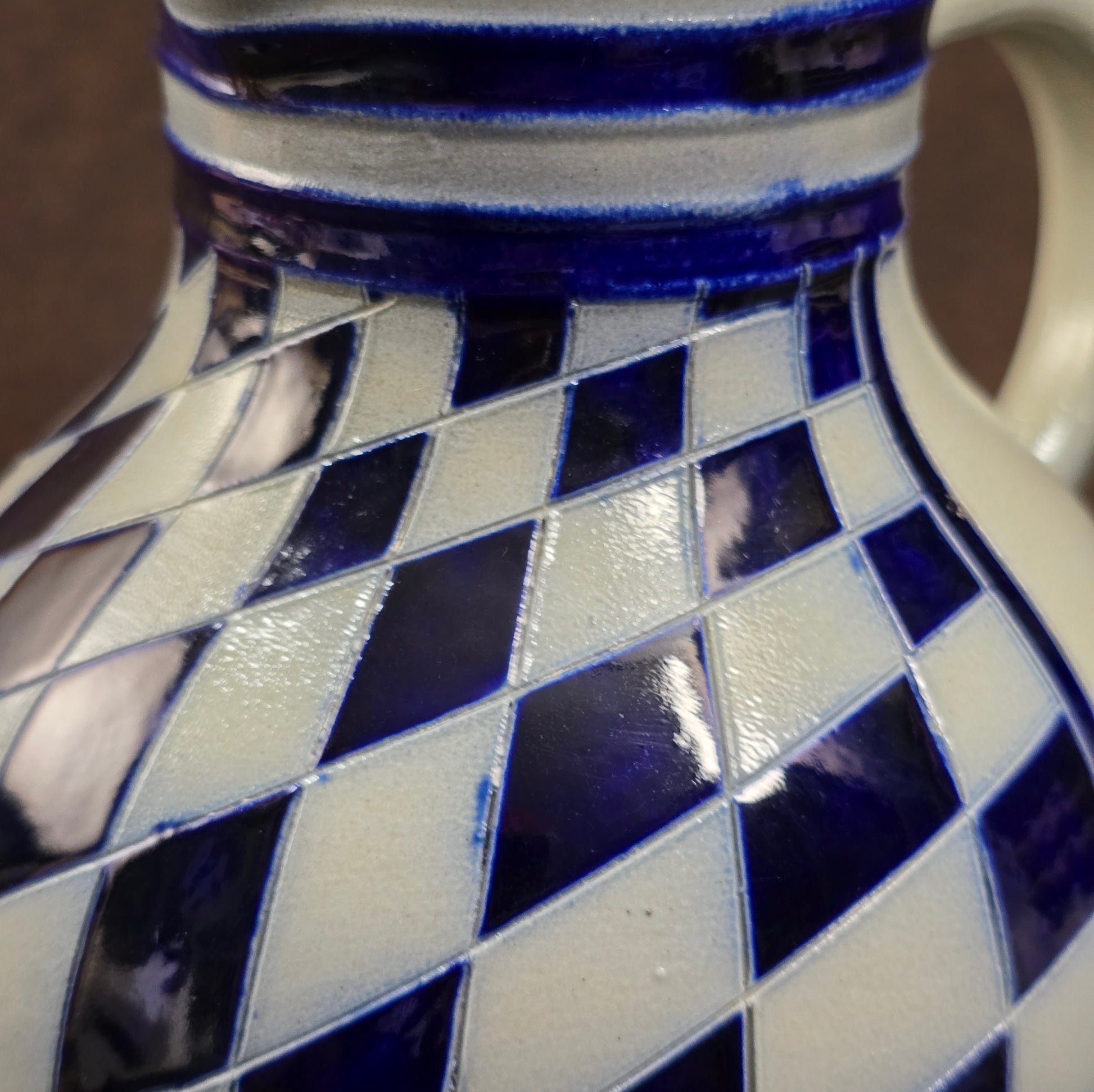 Reinhold Merkelbach Salzglasur-Krug aus den 70ern. Kobaltblaues Rautenmuster, 1,5L Volumen, 22 cm hoch. Hochwertige Handarbeit, perfekter Vintagezustand.