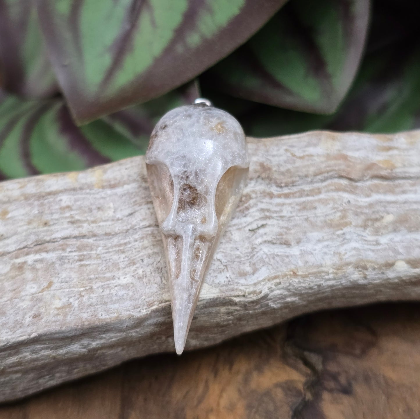 1x Resin-Krähenschädel-Anhänger Silbergrau, 44mm – flacher Rücken, perfekt für mystischen DIY-Schmuck & einzigartige Accessoires mit Charakter.