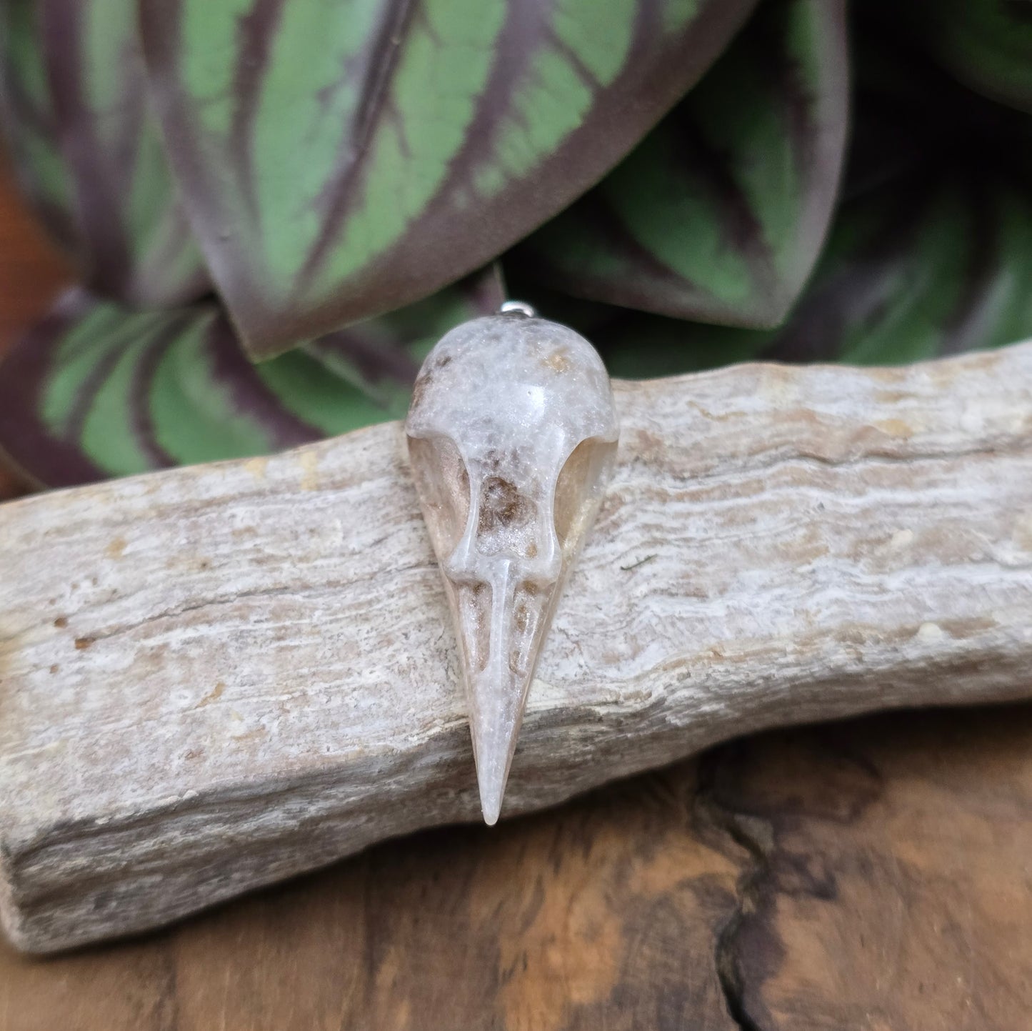 1x Resin-Krähenschädel-Anhänger Silbergrau, 44mm – flacher Rücken, perfekt für mystischen DIY-Schmuck & einzigartige Accessoires mit Charakter.
