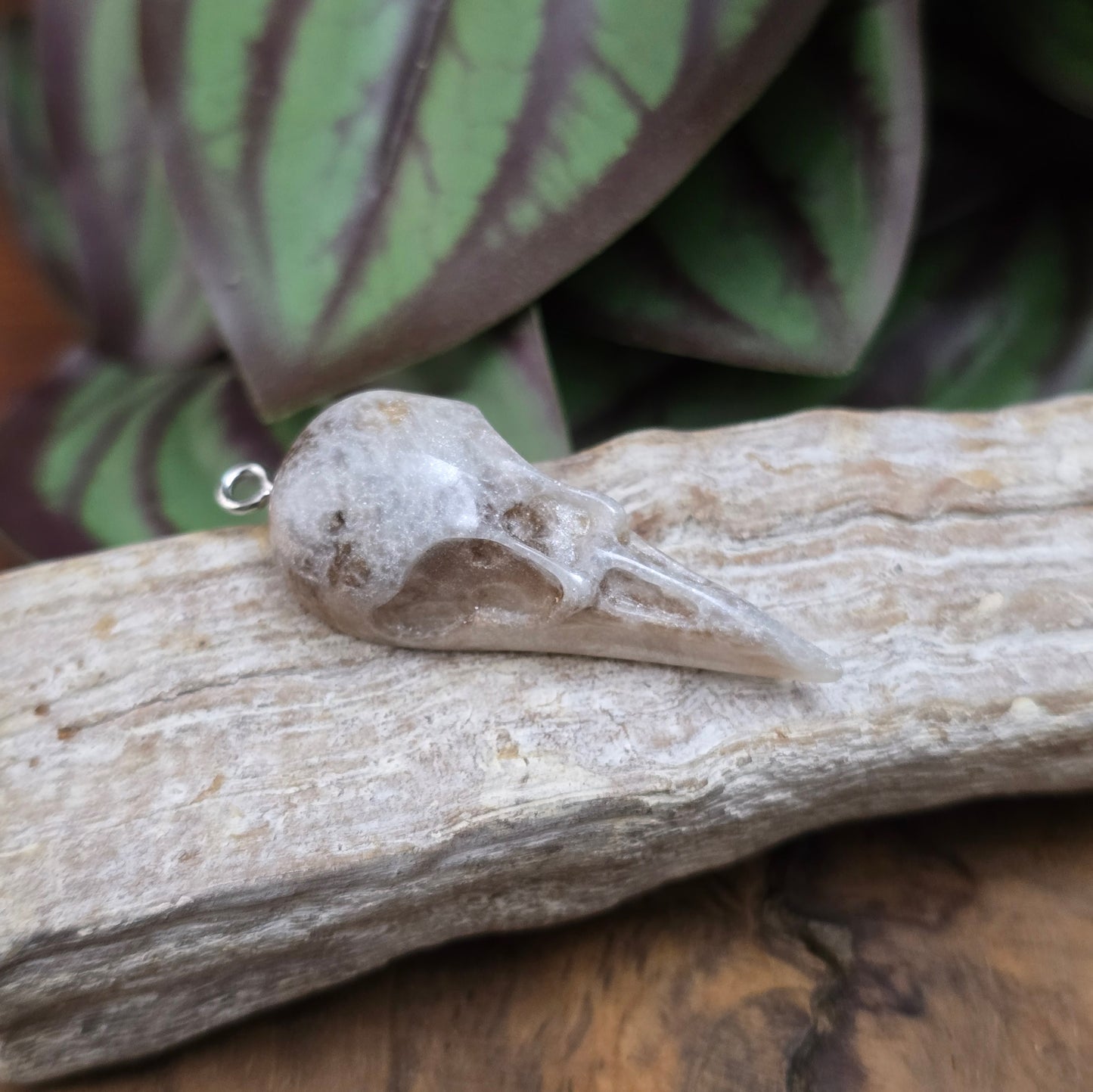 1x Resin-Krähenschädel-Anhänger Silbergrau, 44mm – flacher Rücken, perfekt für mystischen DIY-Schmuck & einzigartige Accessoires mit Charakter.