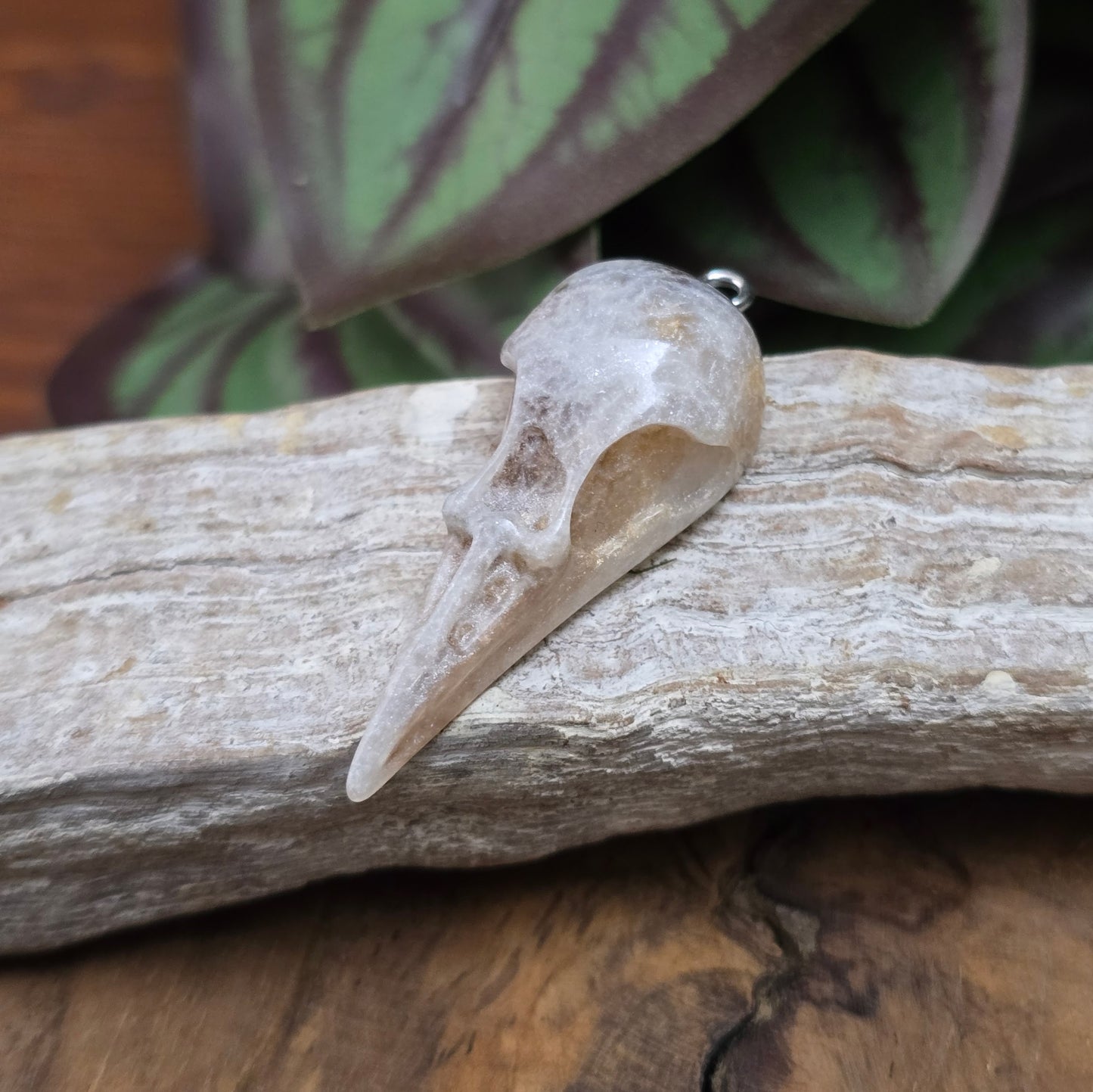 1x Resin-Krähenschädel-Anhänger Silbergrau, 44mm – flacher Rücken, perfekt für mystischen DIY-Schmuck & einzigartige Accessoires mit Charakter.