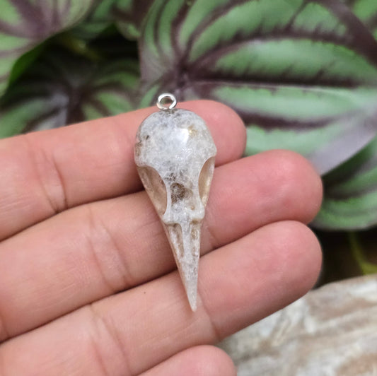 1x Resin-Krähenschädel-Anhänger Silbergrau, 44mm – flacher Rücken, perfekt für mystischen DIY-Schmuck & einzigartige Accessoires mit Charakter.